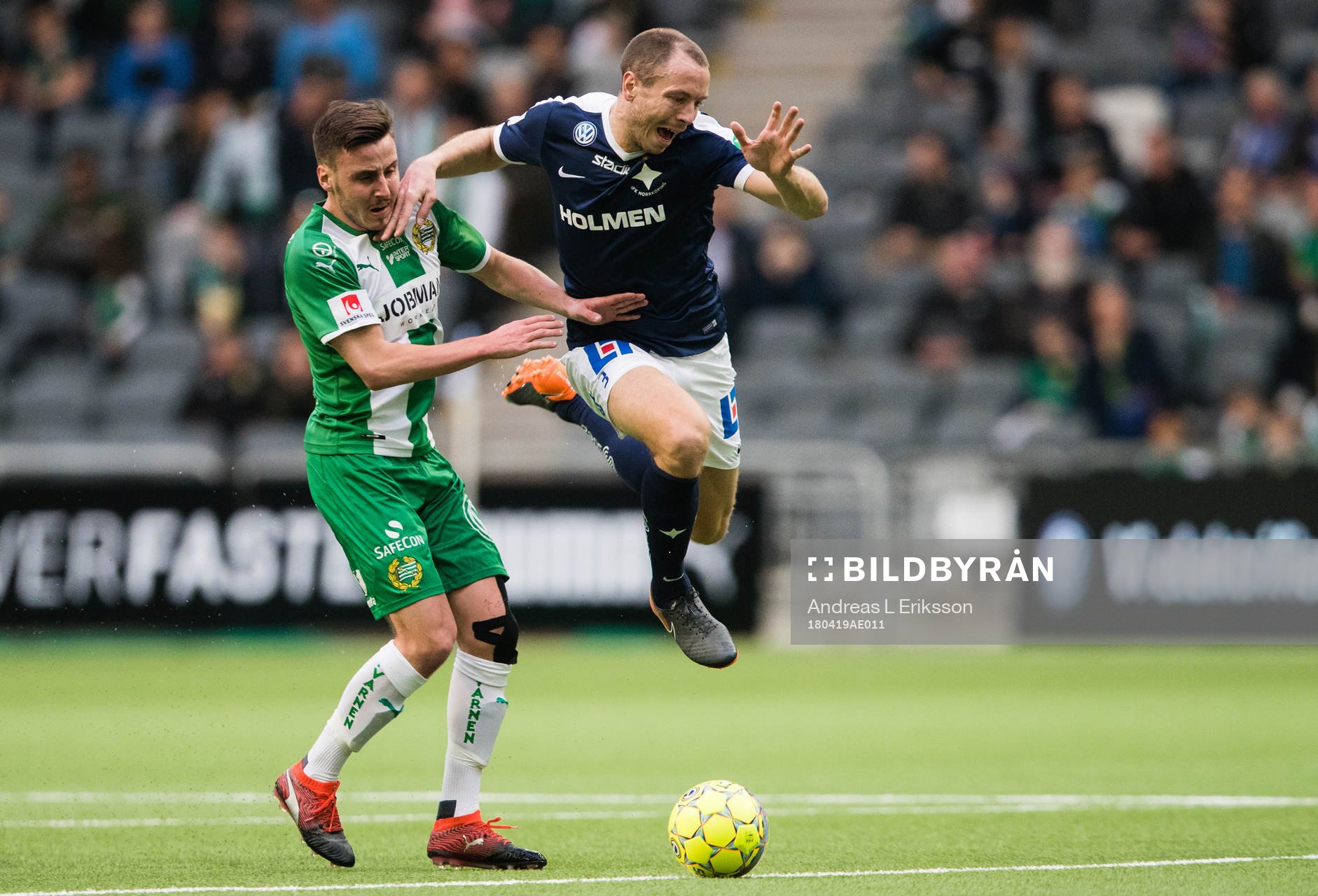 Hammarbys Jeppe Andersen i kamp om bollen med Norrköpings
