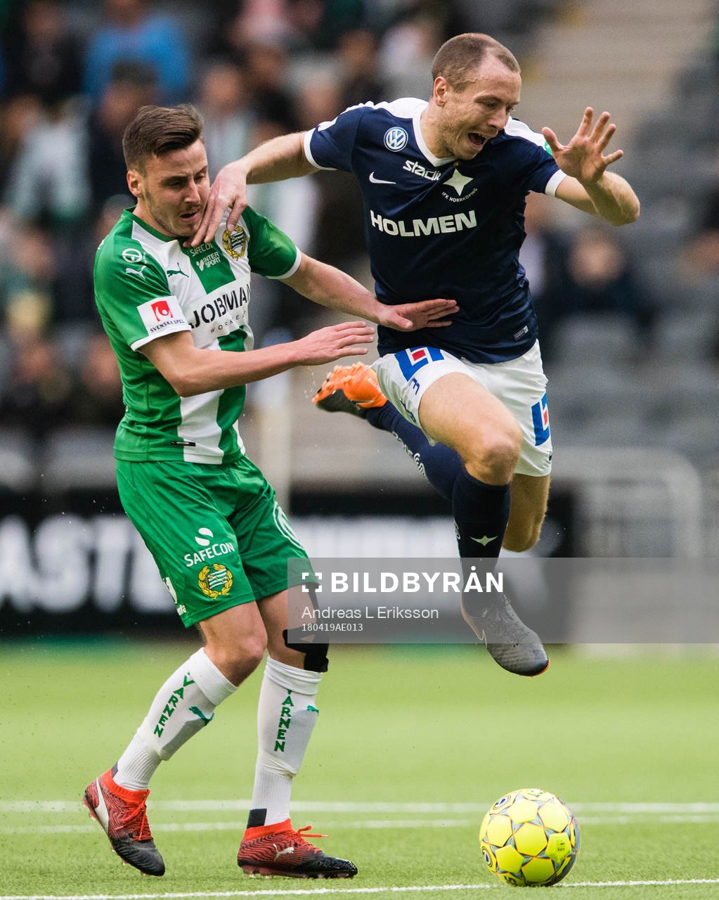 Hammarbys Jeppe Andersen i kamp om bollen med Norrköpings