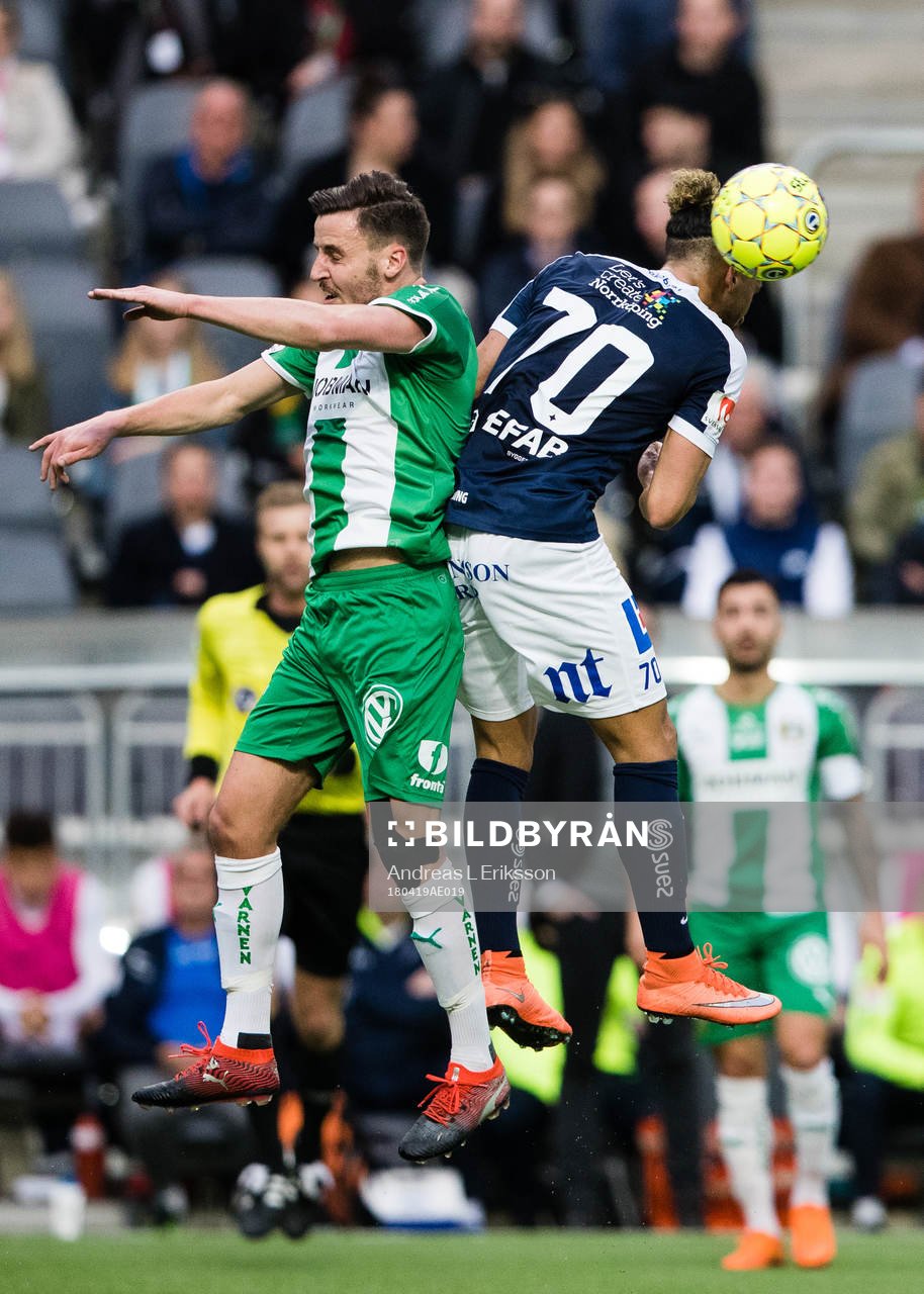 Hammarbys Jeppe Andersen i en nickduell med Norrköpings