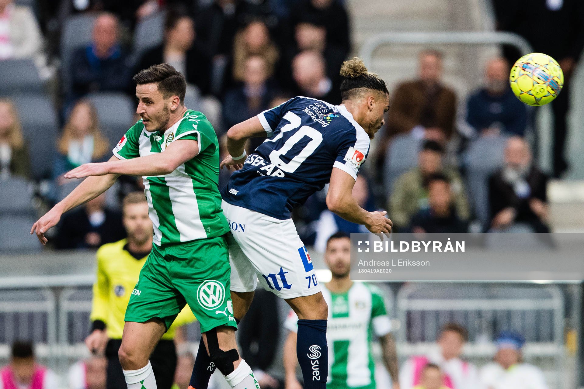 Hammarbys Jeppe Andersen i en nickduell med Norrköpings