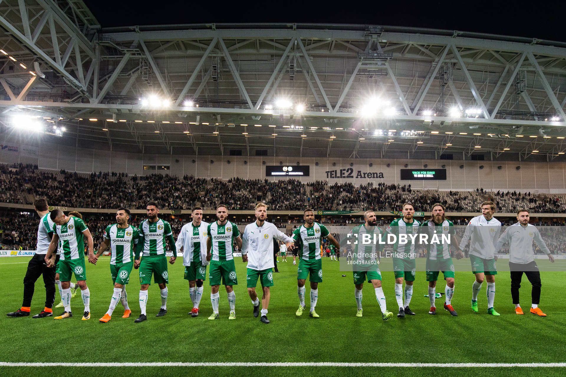 Hammarbys spelare tackar publiken efter fotbollsmatchen i Allsvenskan mellan Hammarby och Norrköping den 19 april 2018 i Stockholm.