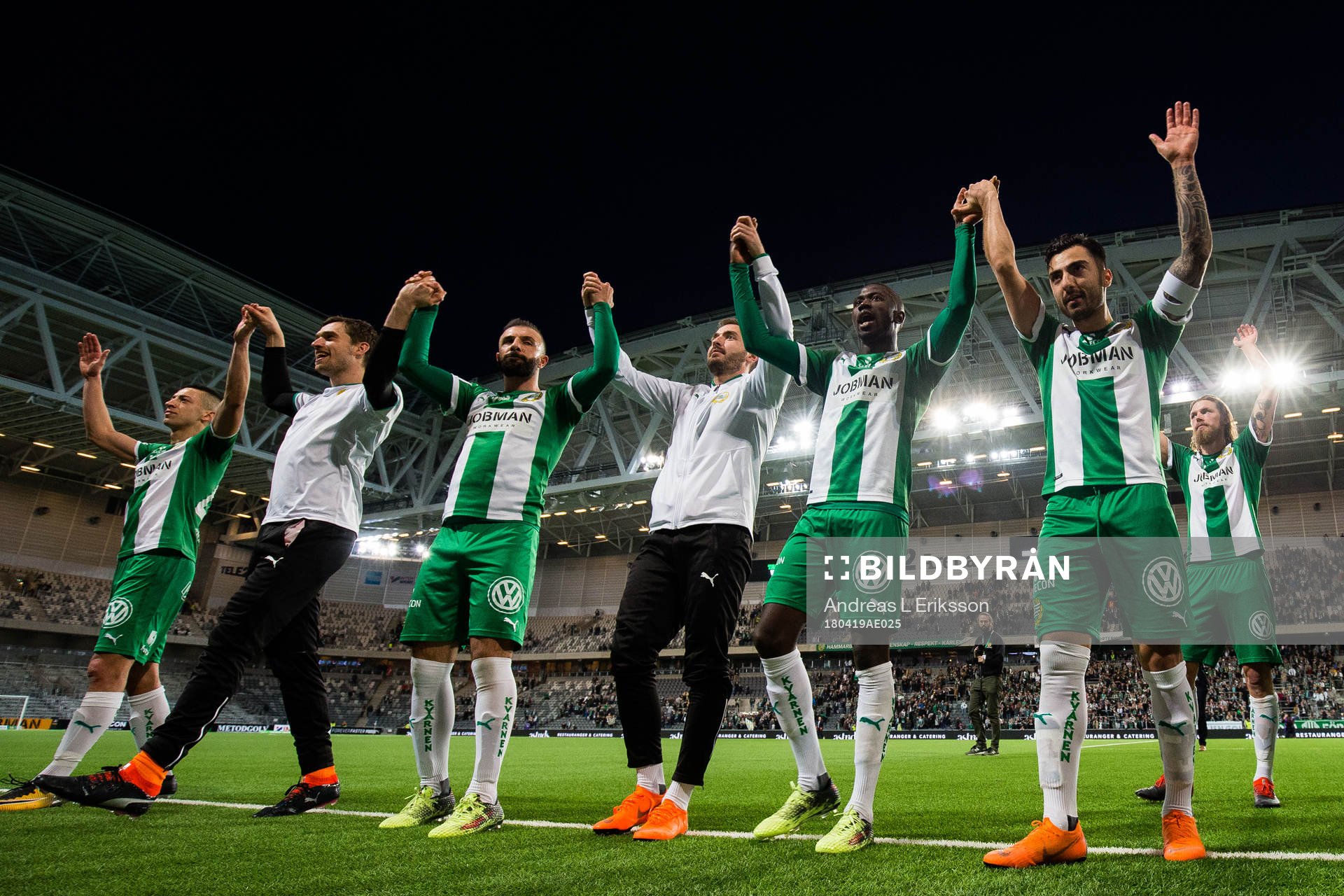Hammarbys spelare tackar publiken efter fotbollsmatchen i Allsvenskan mellan Hammarby och Norrköping den 19 april 2018 i Stockholm.