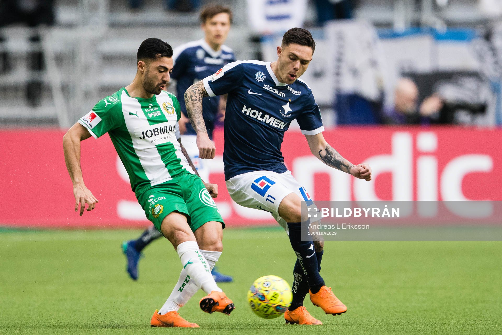 Hammarbys Jiloan Hamad i kamp om bollen med Norrköpings