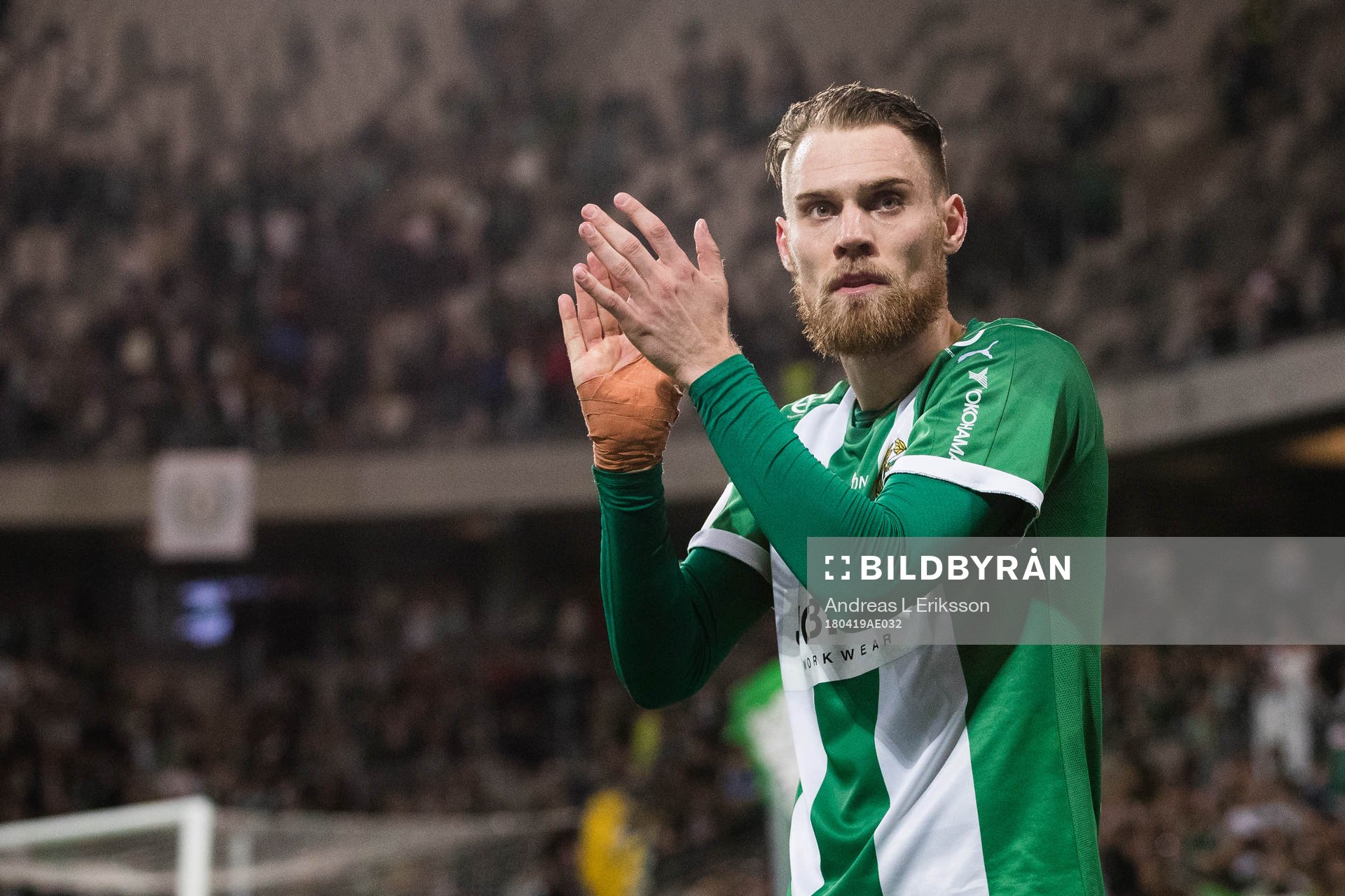 Hammarbys David Fällman tackar publiken efter fotbollsmatchen i Allsvenskan mellan Hammarby och Norrköping den 19 april 2018 i Stockholm.