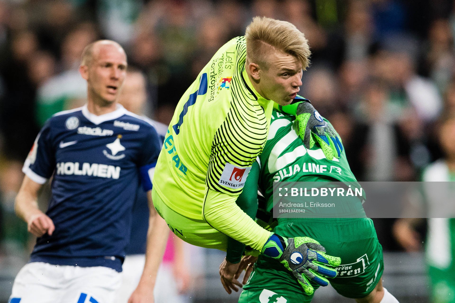 Norrköpings målvakt Isak Pettersson krockar med Hammarbys