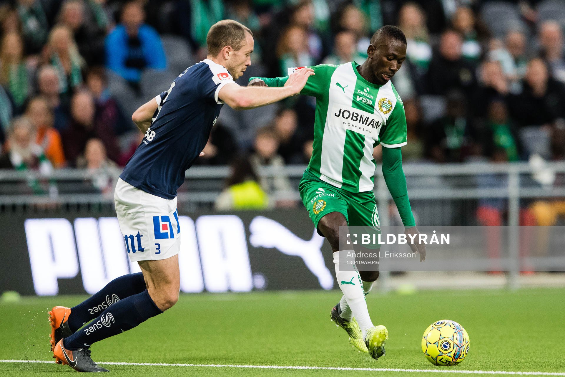 Norrköpings Jón Gudni Fjóluson i kamp om bollen med