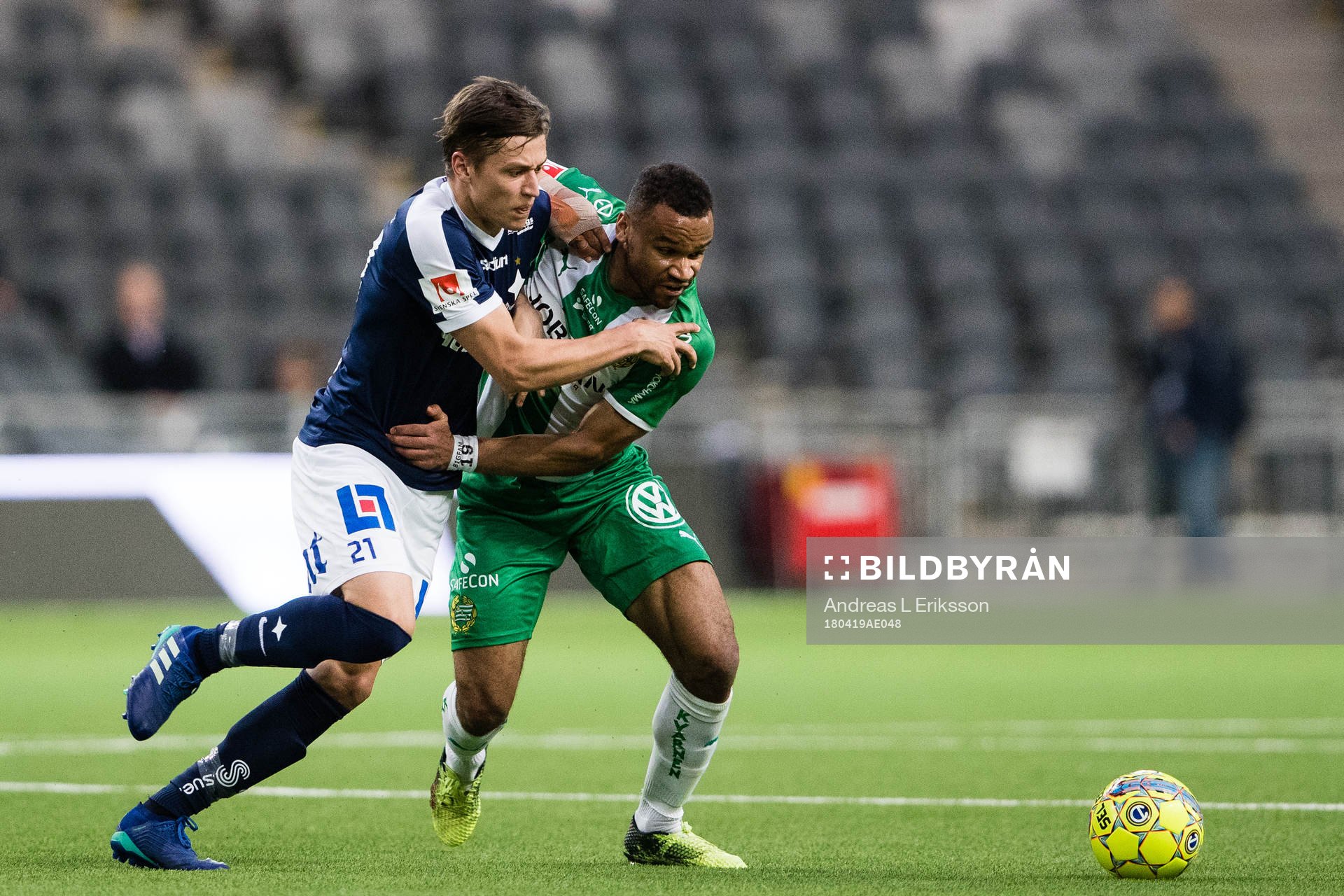 Norrköpings Simon Thern i kamp om bollen med Hammarbys