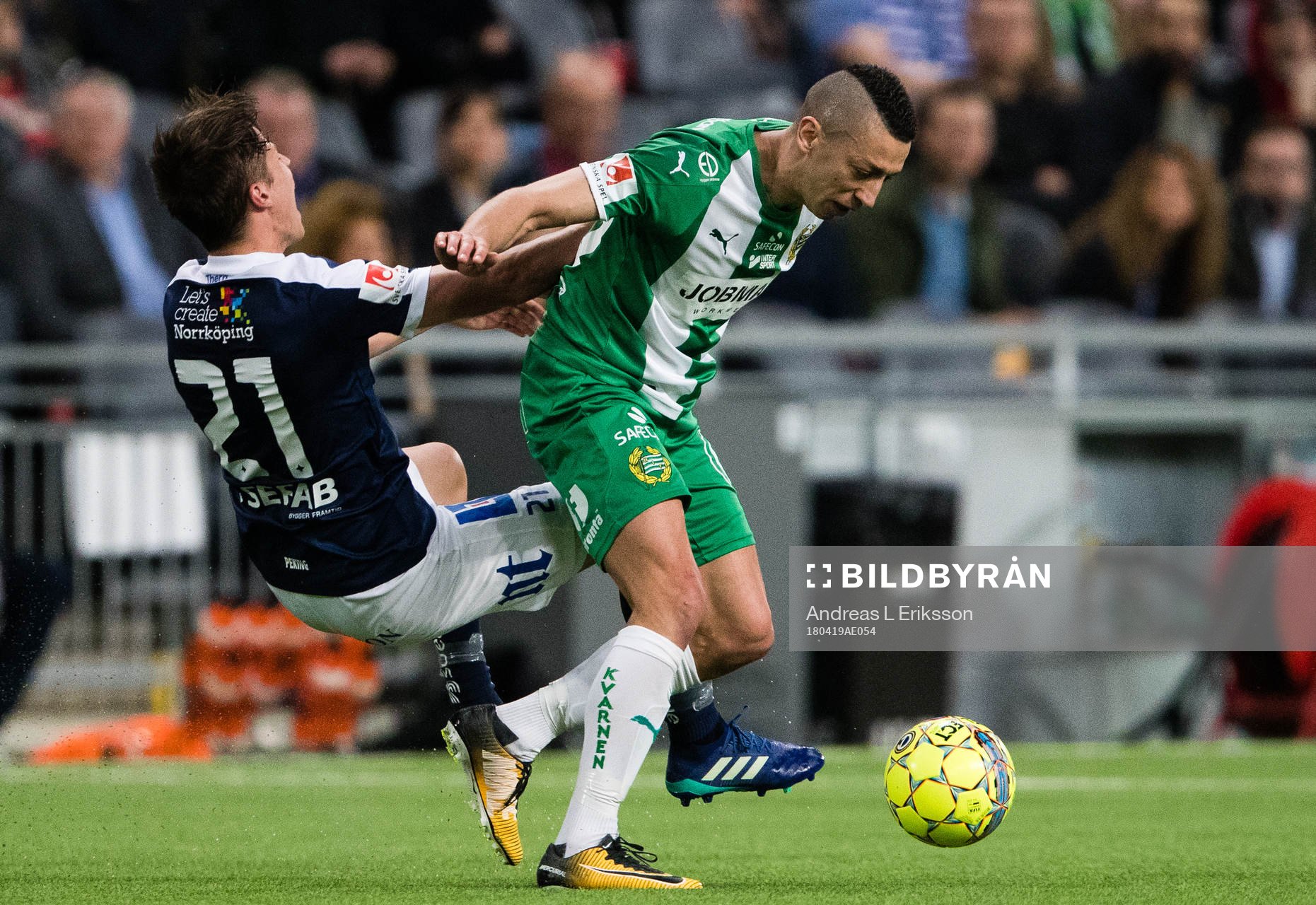 Norrköpings Simon Thern i kamp om bollen med Hammarbys
