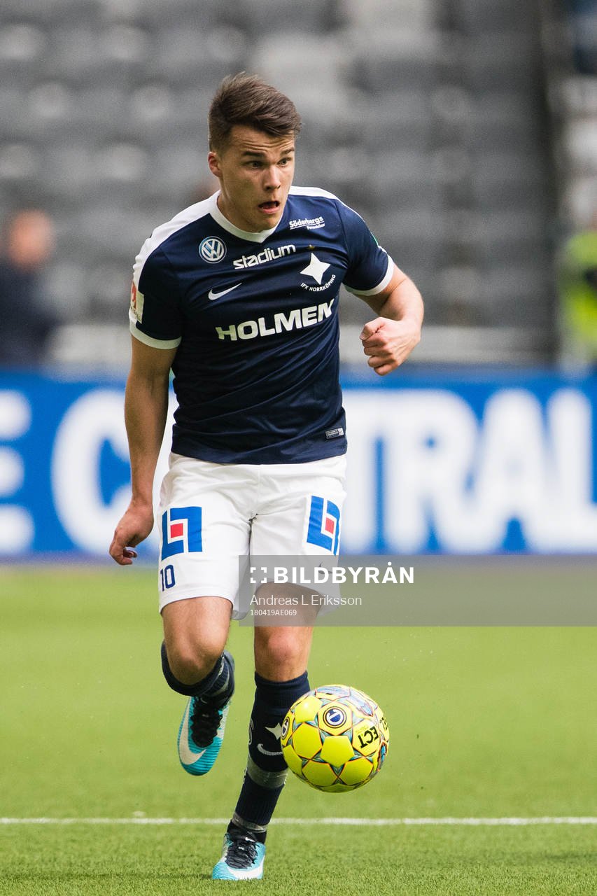Norrköpings Simon Skrabb med bollen