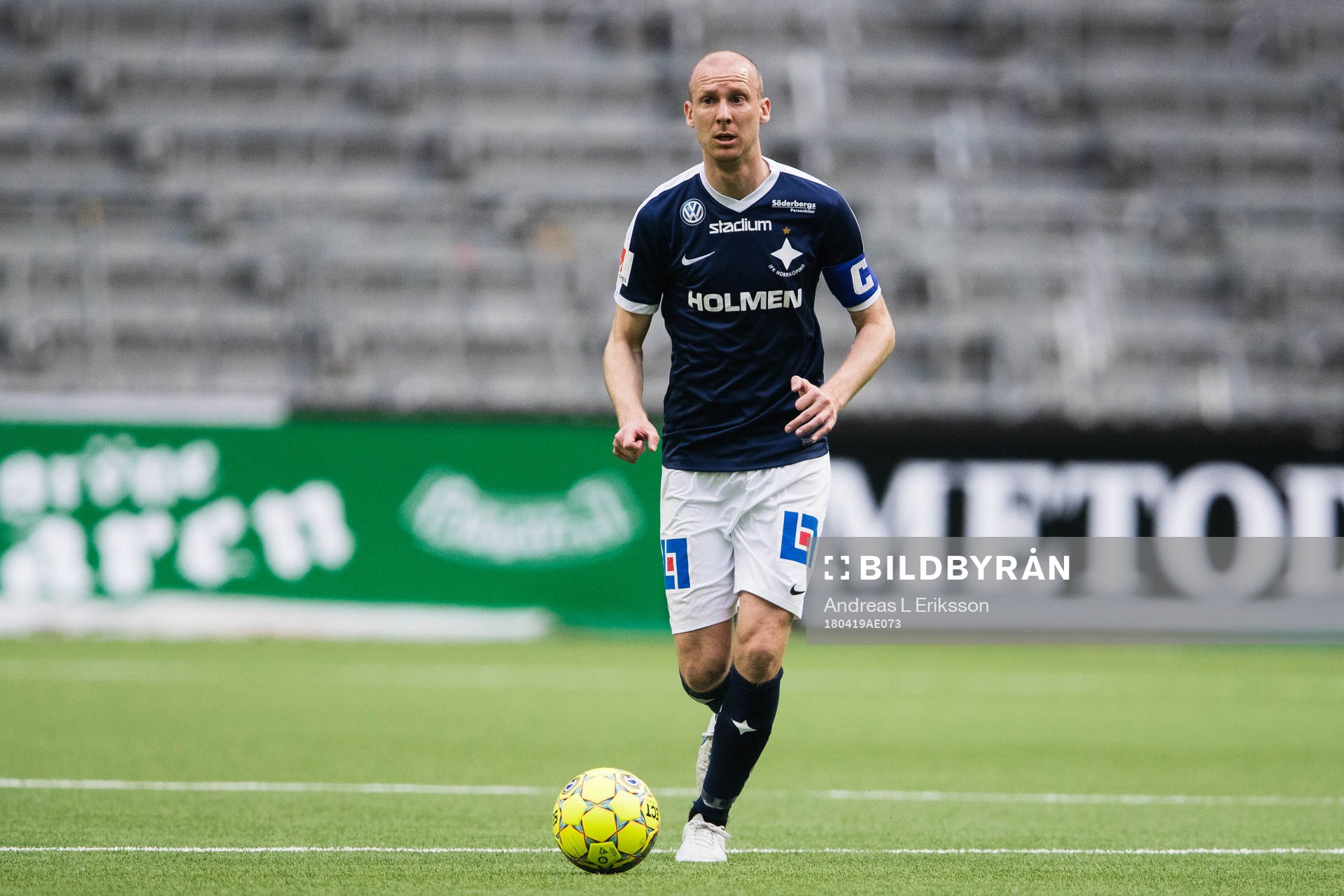 Norrköpings Andreas Johansson med bollen