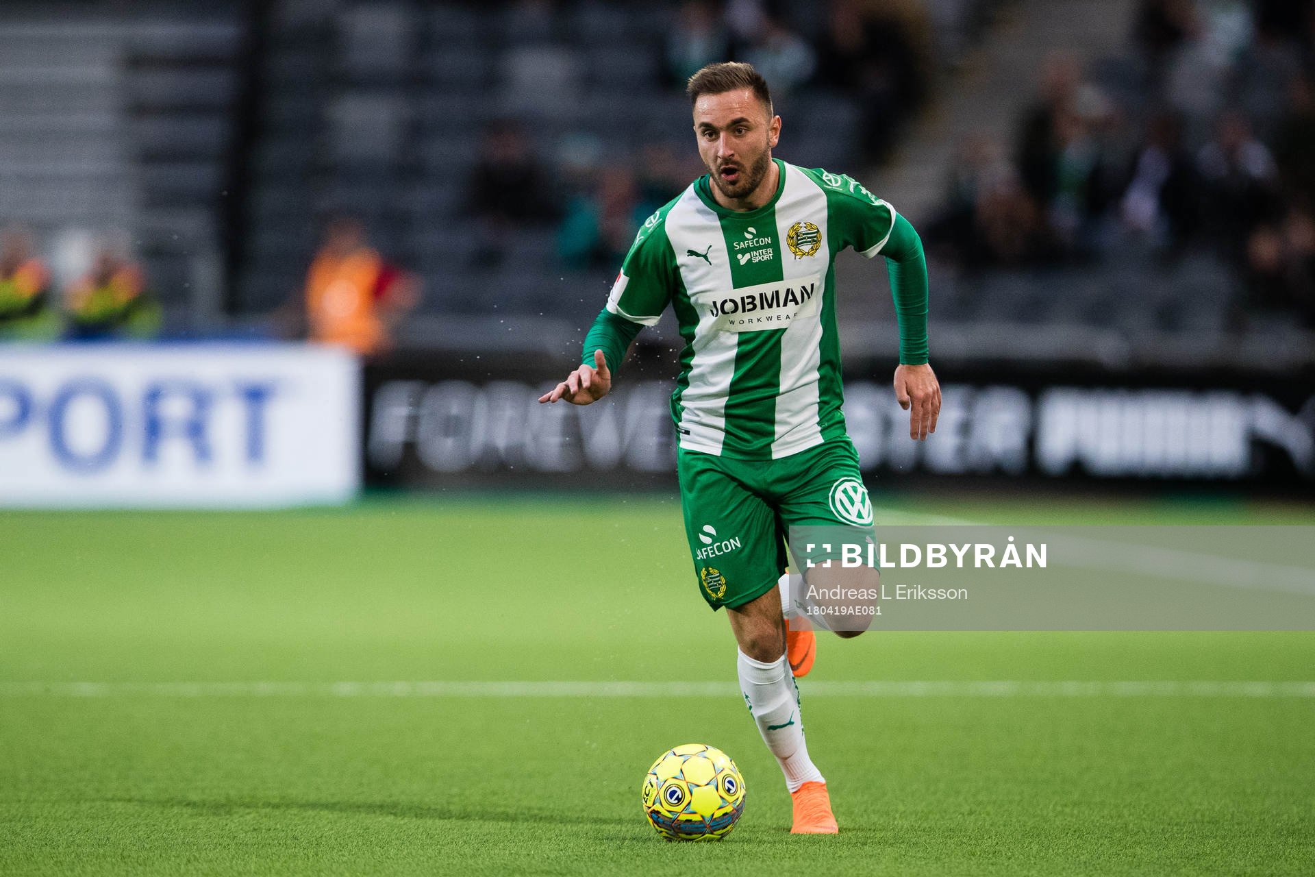Hammarbys Muamer Tankovic med bollen