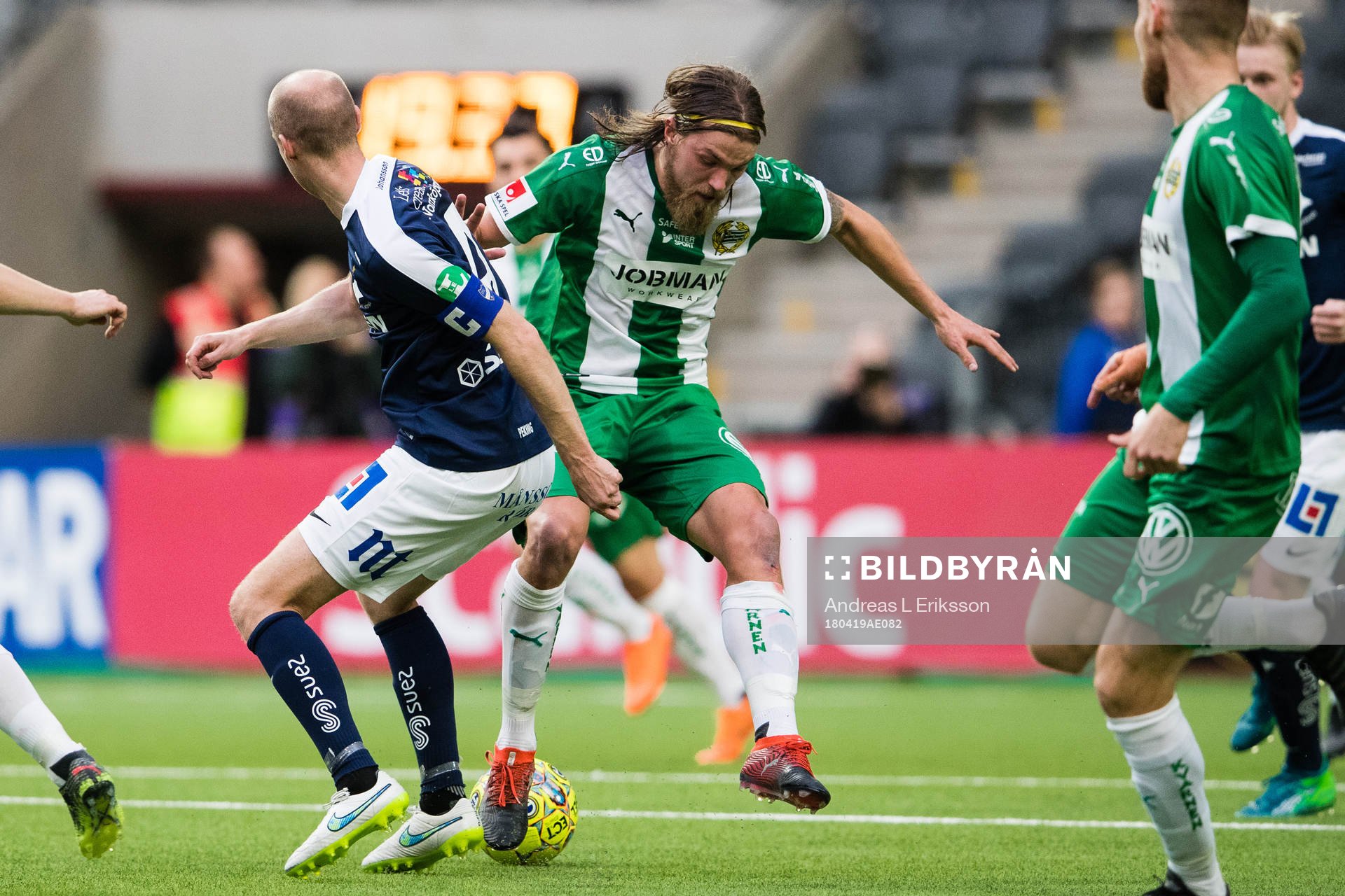 Norrköpings Andreas Johansson i kamp om bollen med