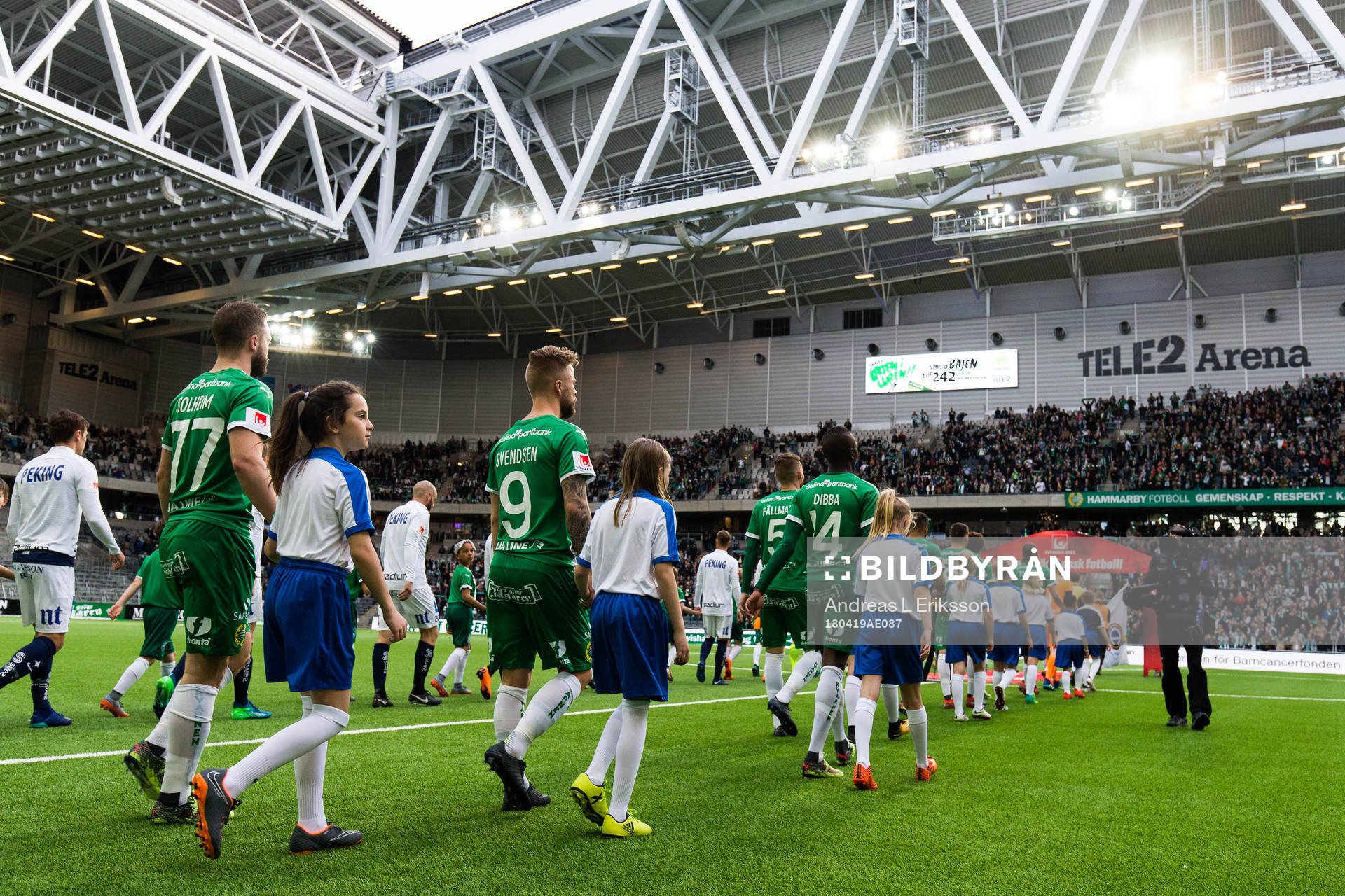 Norrköpings och Hammarbys spelare gör entré