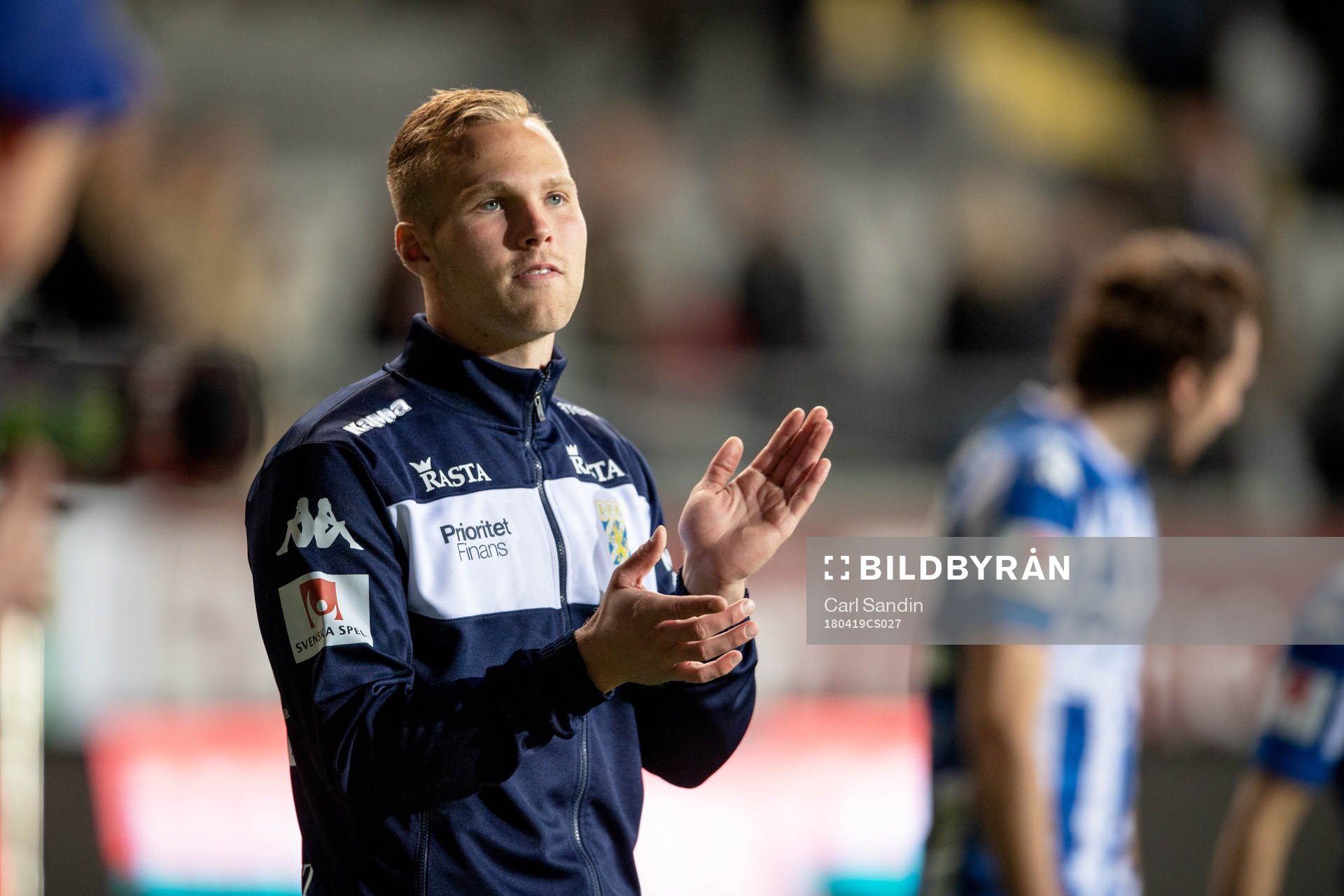IFK Göteborgs Gustav Engvall tackar publiken
