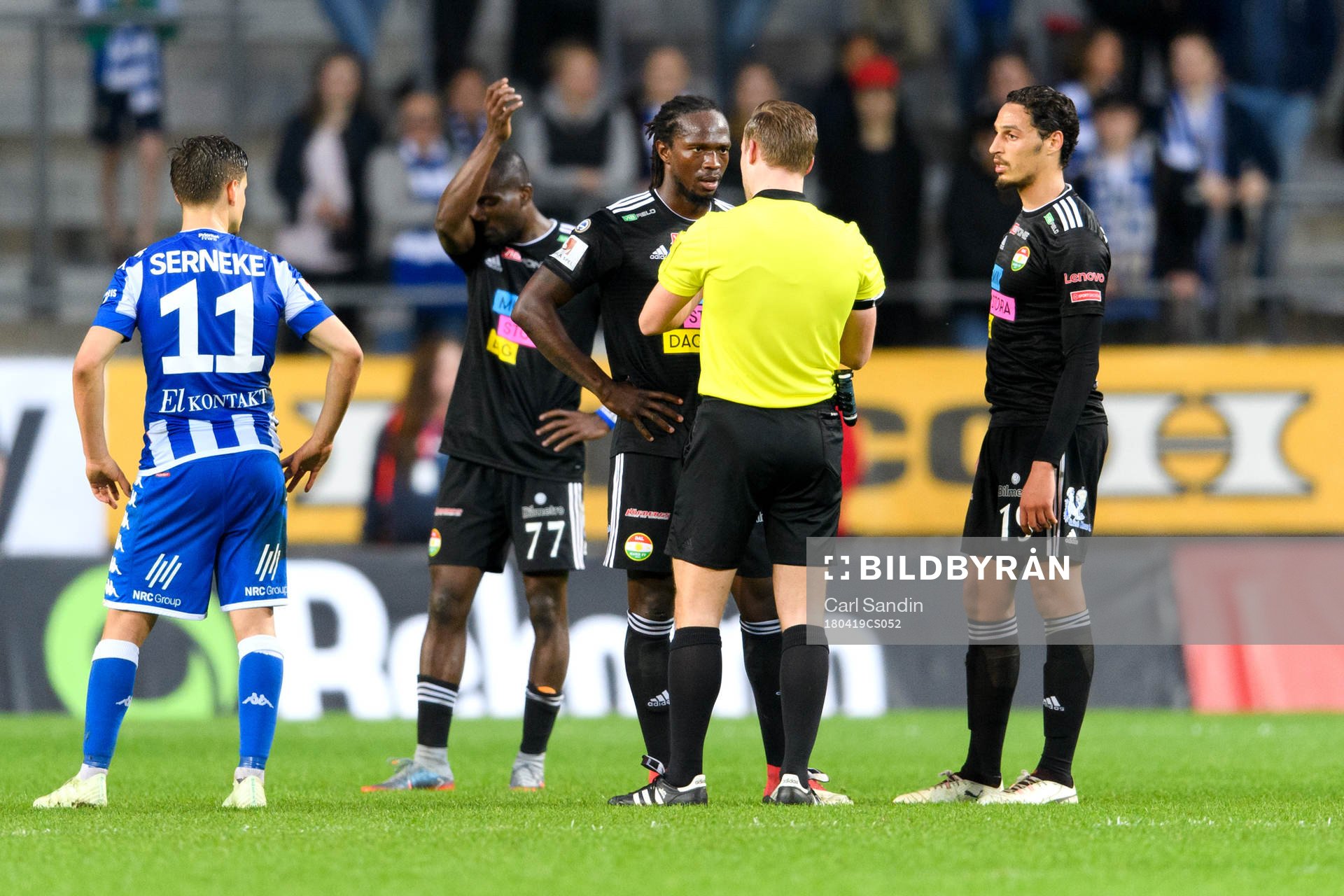 Dalkurds Kebba Ceesay pratar med domaren