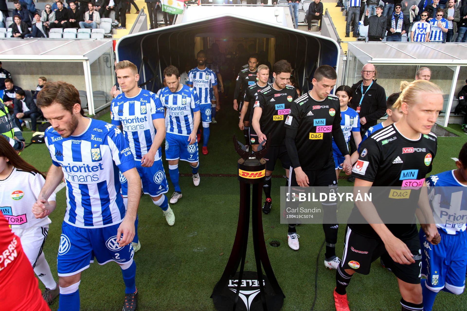 Spelarna går in på arenan innan fotbollsmatchen i Allsvenskan mellan IFK Göteborg och Dalkurd den 19 april 2018 i Göteborg.