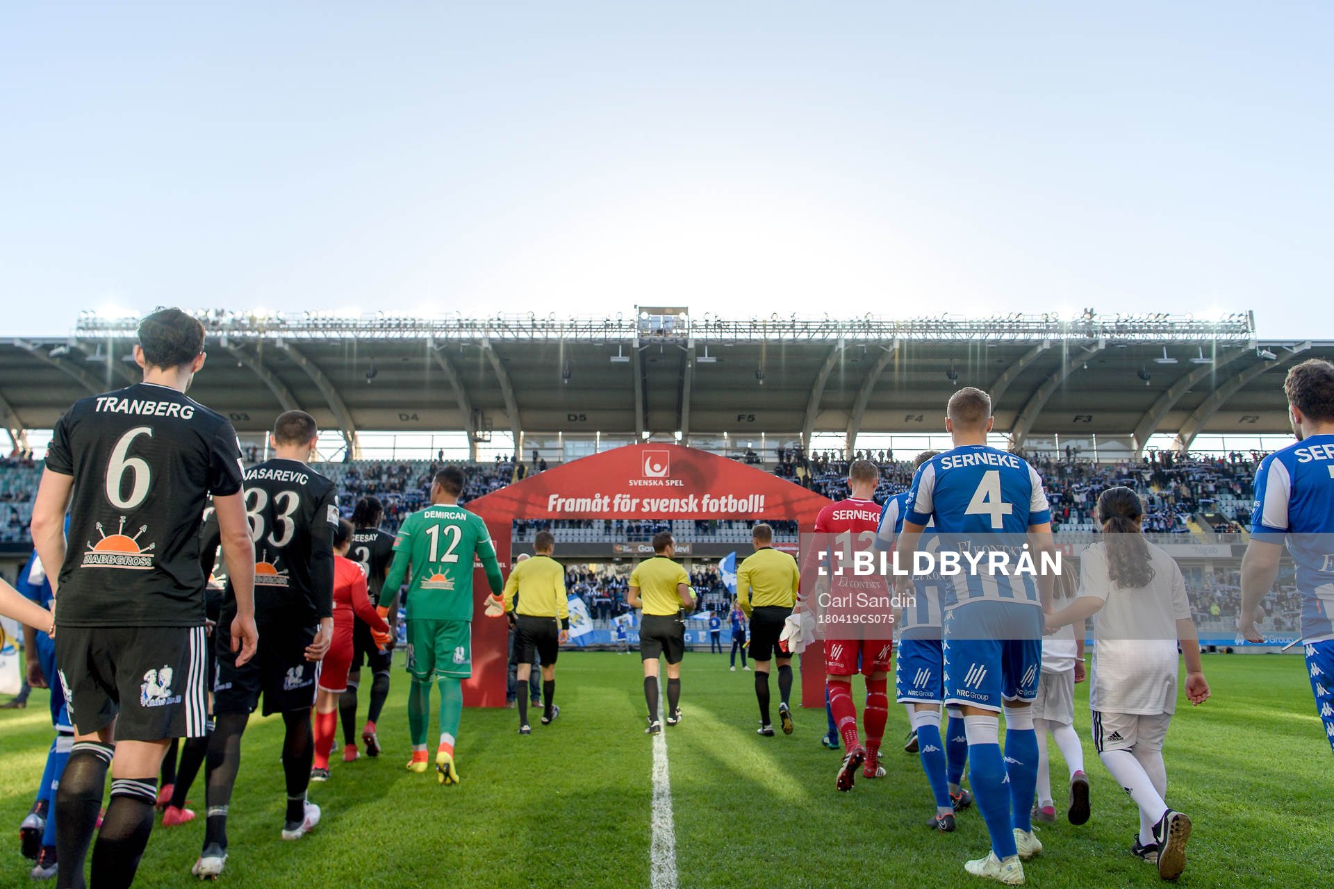 Spelarna går in på arenan innan fotbollsmatchen i