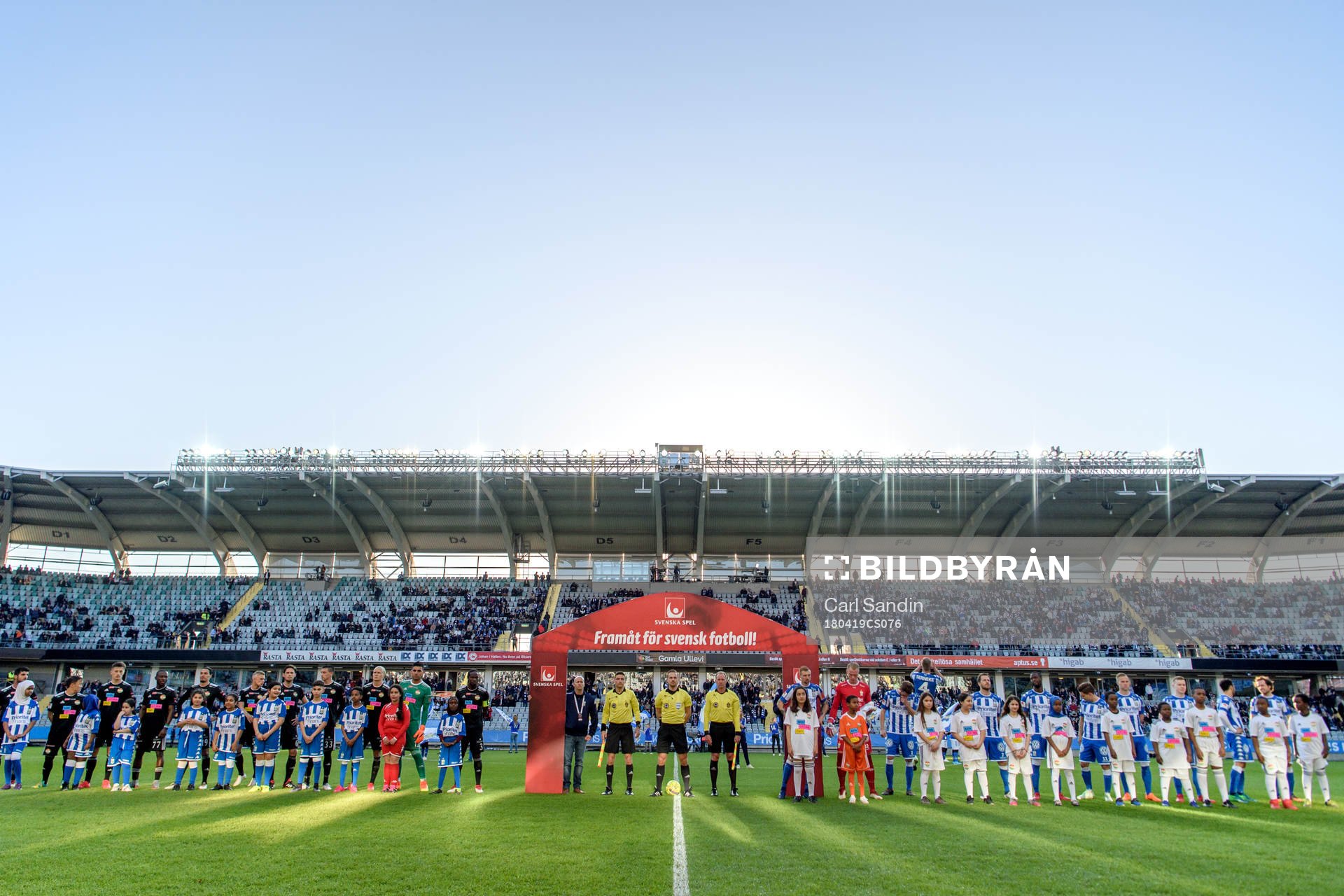 Lagen står uppställda vid lineup innan fotbollsmatchen i