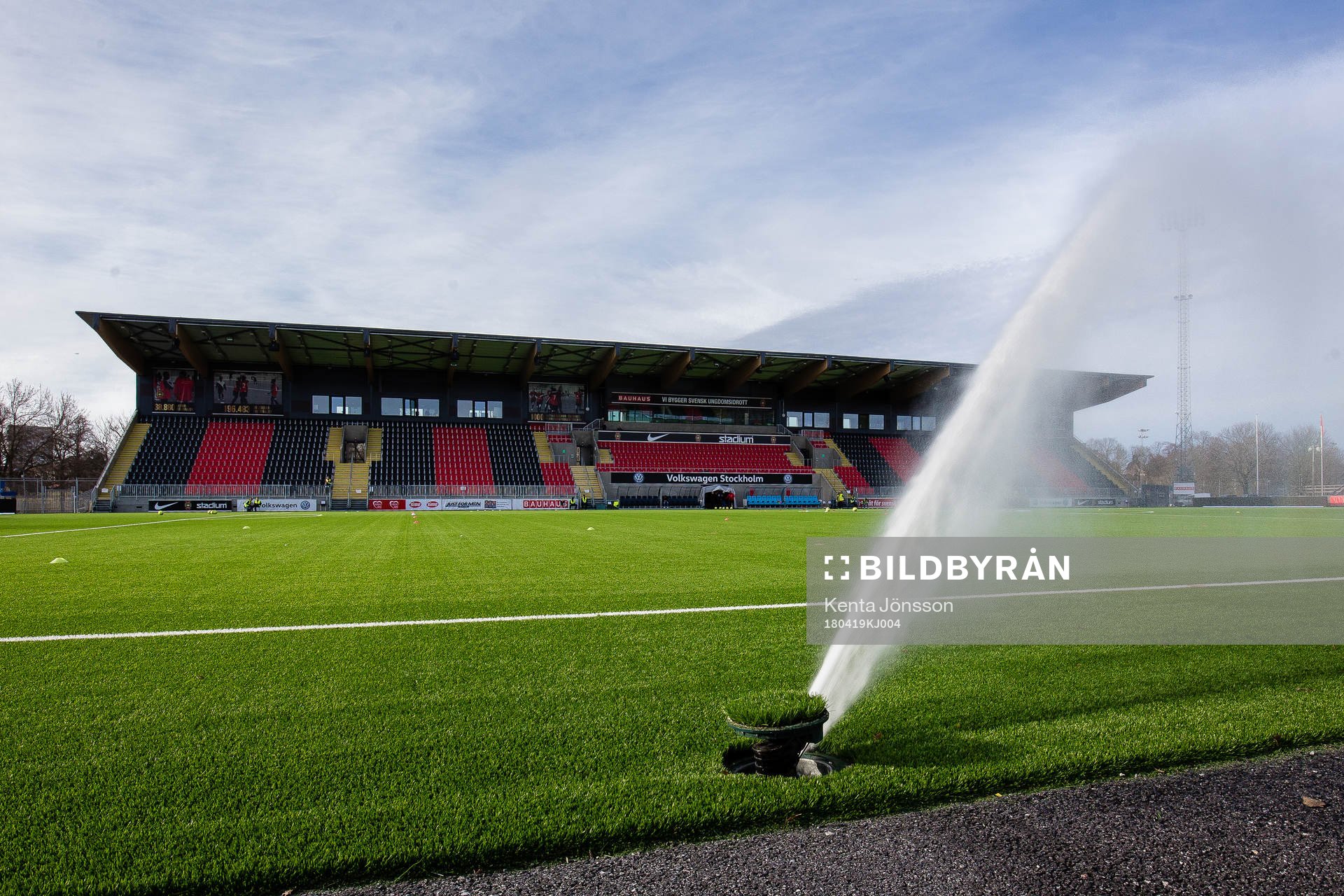 En vattenspridare på Grimsta IP innan fotbollsmatchen i