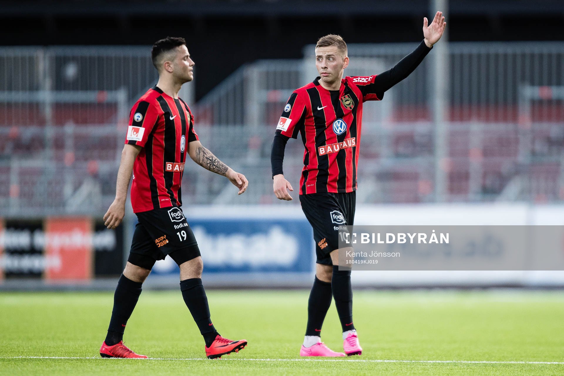 Brommapojkarnas Petar Petrovic och Eric Johana Omondi deppar
