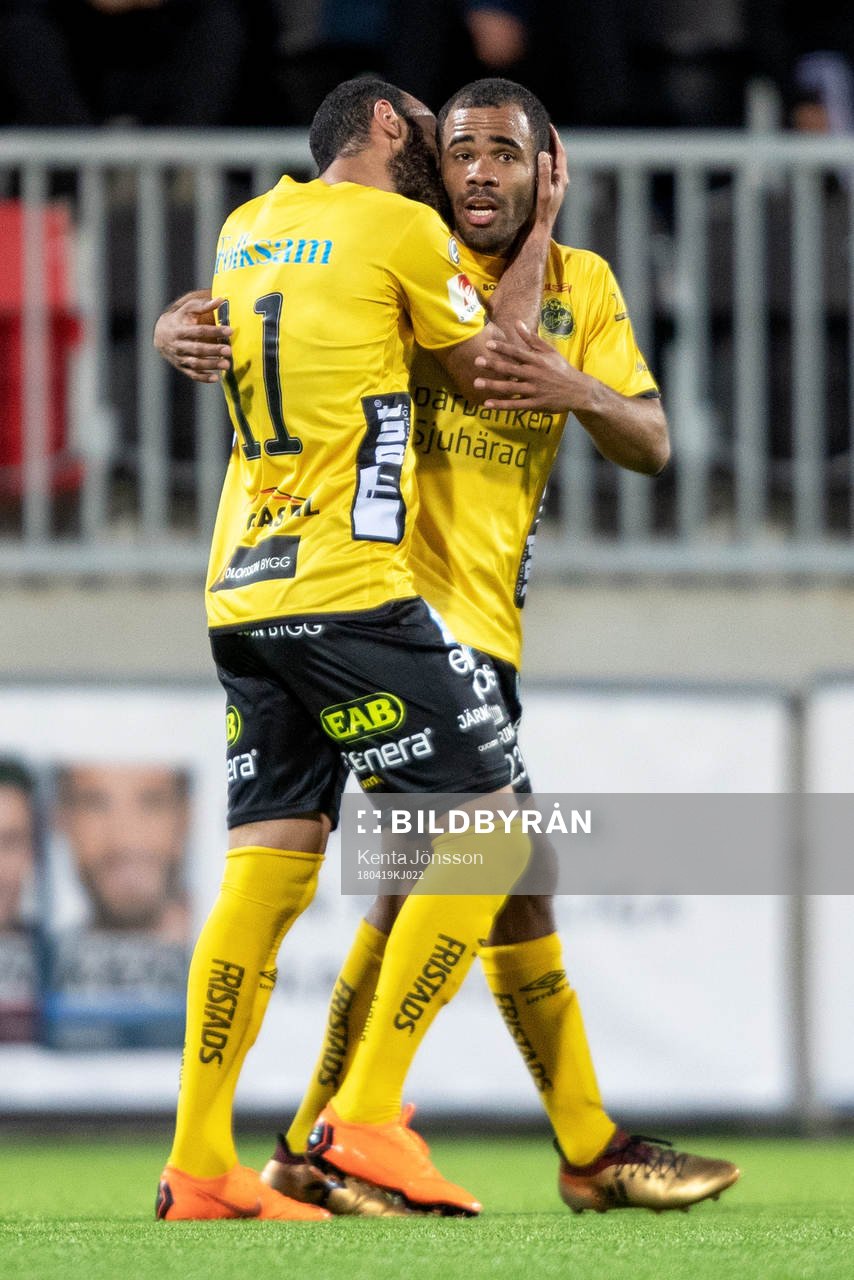 Elfsborgs Issam Jebali jublar med Alex Dyer