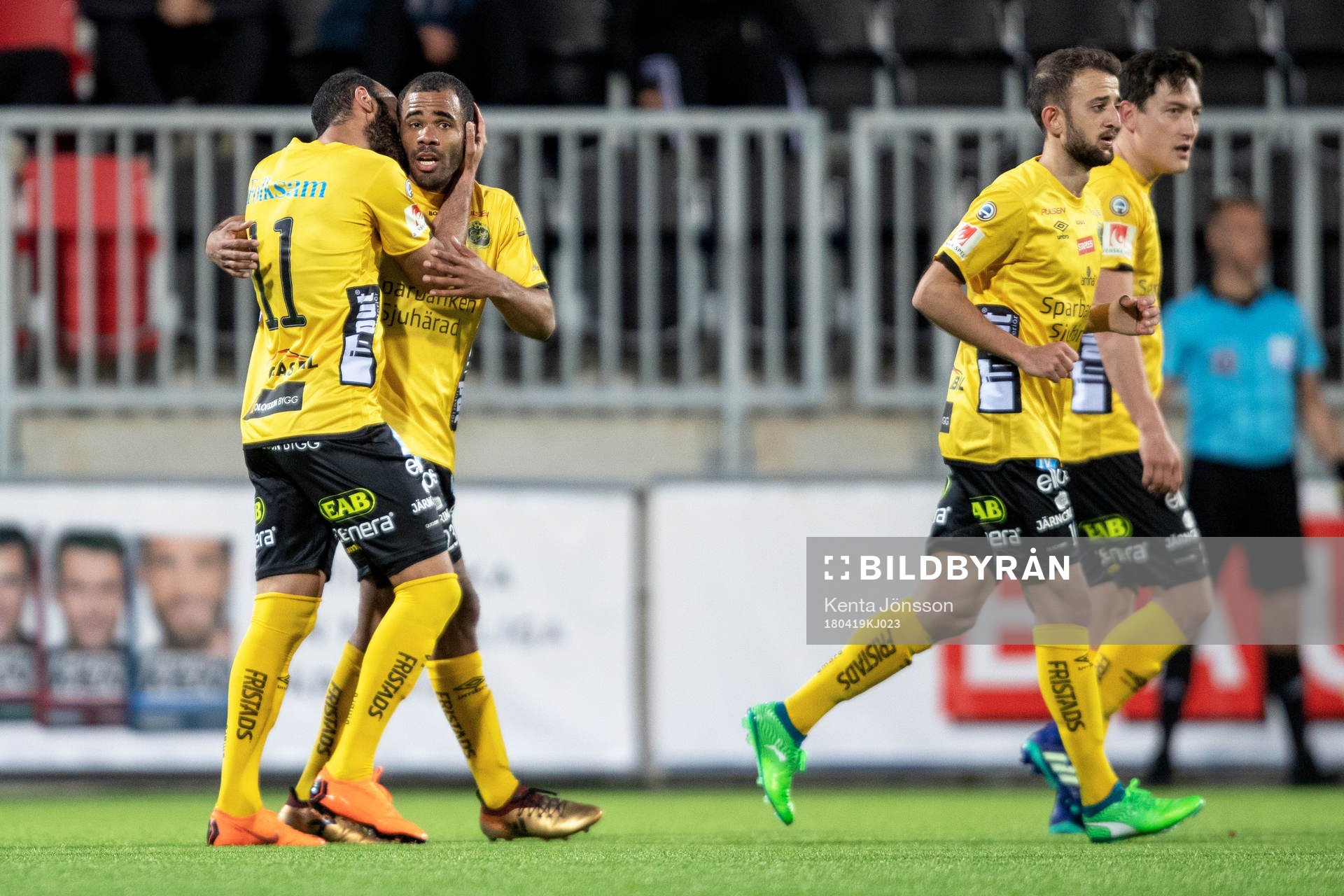 Elfsborgs Issam Jebali jublar med Alex Dyer