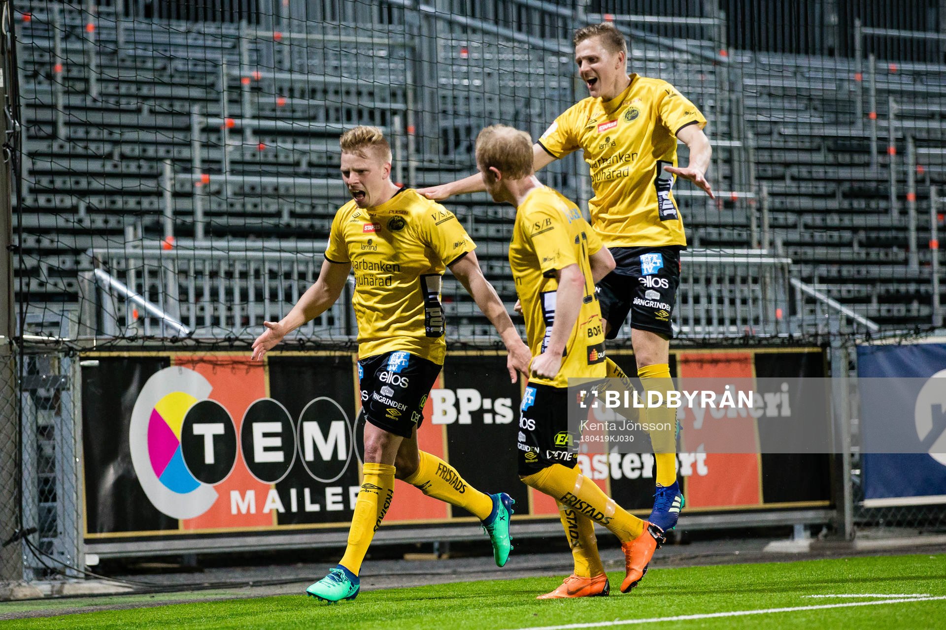 Elfsborgs Per Frick jublar med Joakim Nilsson och Simon
