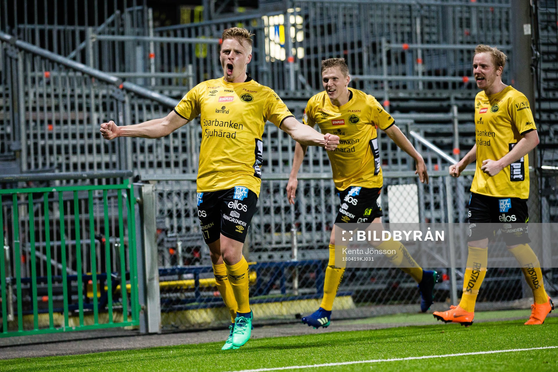 Elfsborgs Per Frick jublar med Joakim Nilsson och Simon