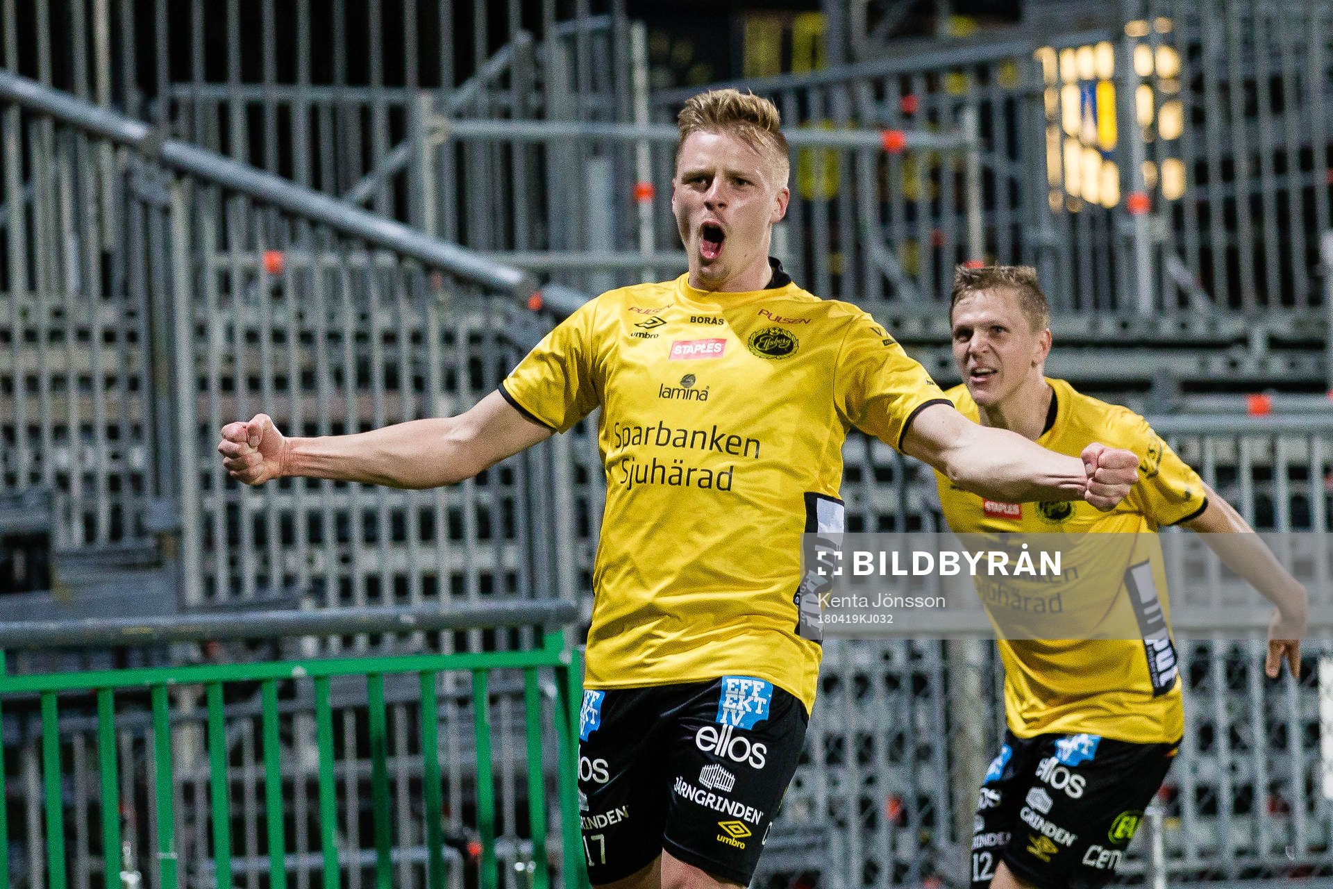 Elfsborgs Per Frick jublar med Joakim Nilsson