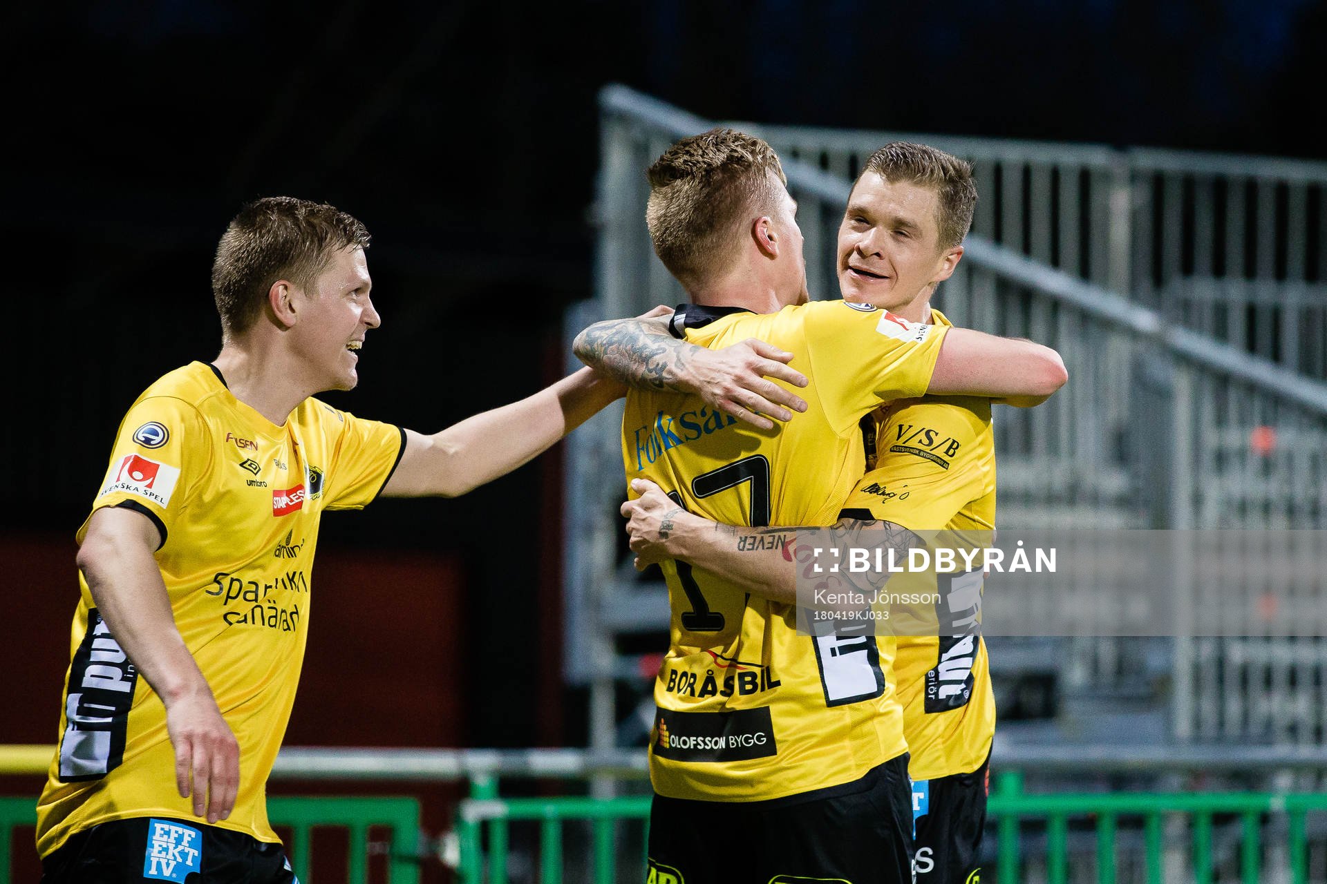 Elfsborgs Per Frick jublar med Samuel Holmén och Joakim Nilsson efter 0-2 under fotbollsmatchen i Allsvenskan mellan Brommapojkarna och Elfsborg den 19 April 2018 i Stockholm.