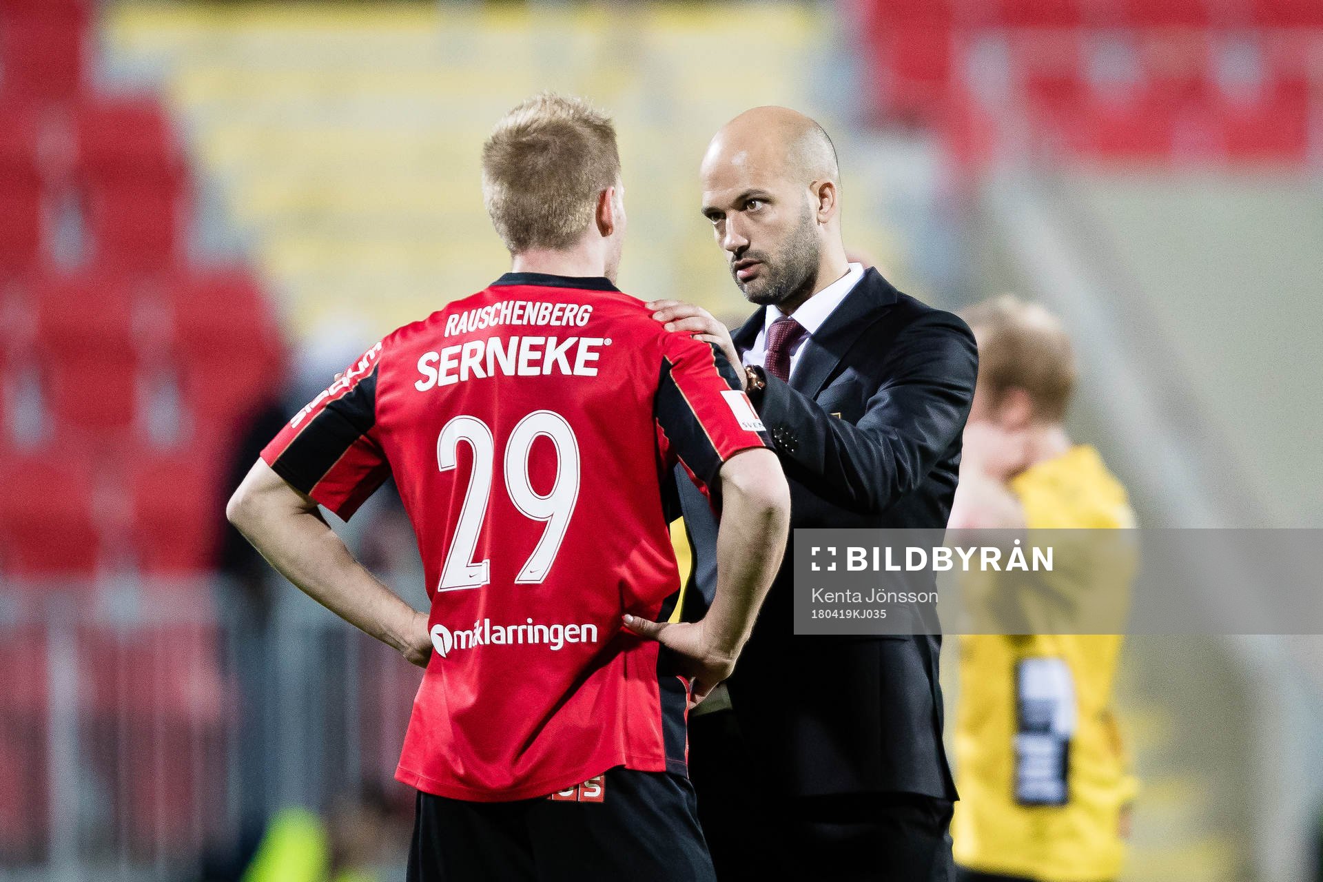 Brommapojkarnas tränare Luis Pimenta tröstar Martin
