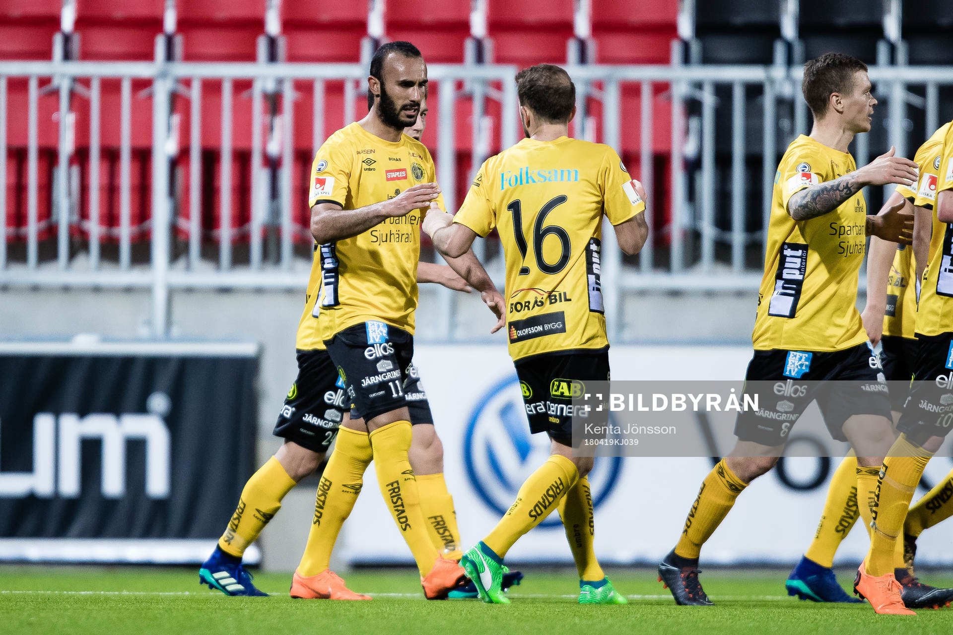 Elfsborgs Issam Jebali jublar med Robert Gojani