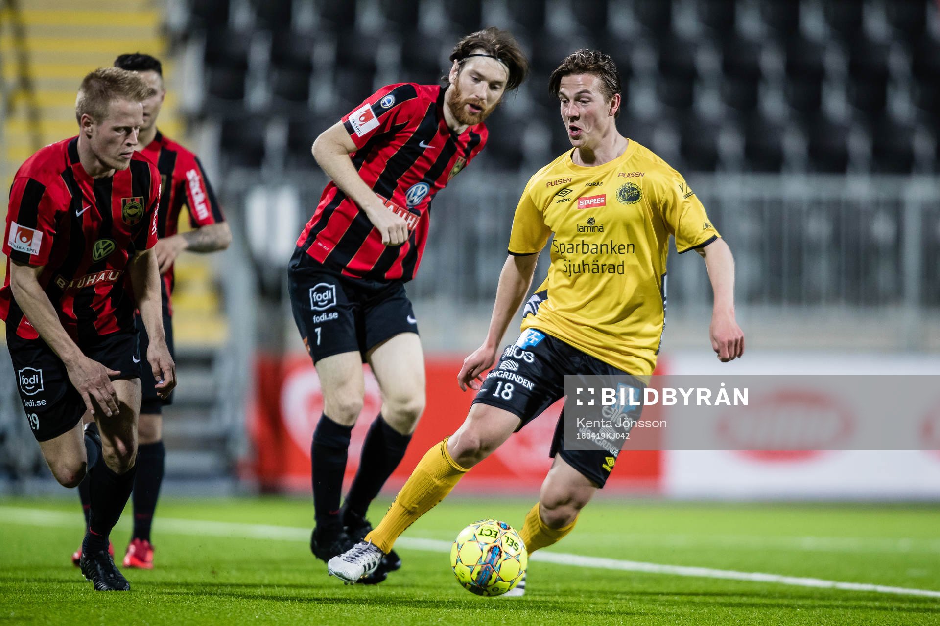 Elfsborgs Simon Olsson i kamp om bollen med Brommapojkarnas Markus Gustafsson och Martin Rauschenberg Brorsen under fotbollsmatchen i Allsvenskan mellan Brommapojkarna och Elfsborg den 19 April 2018 i Stockholm.