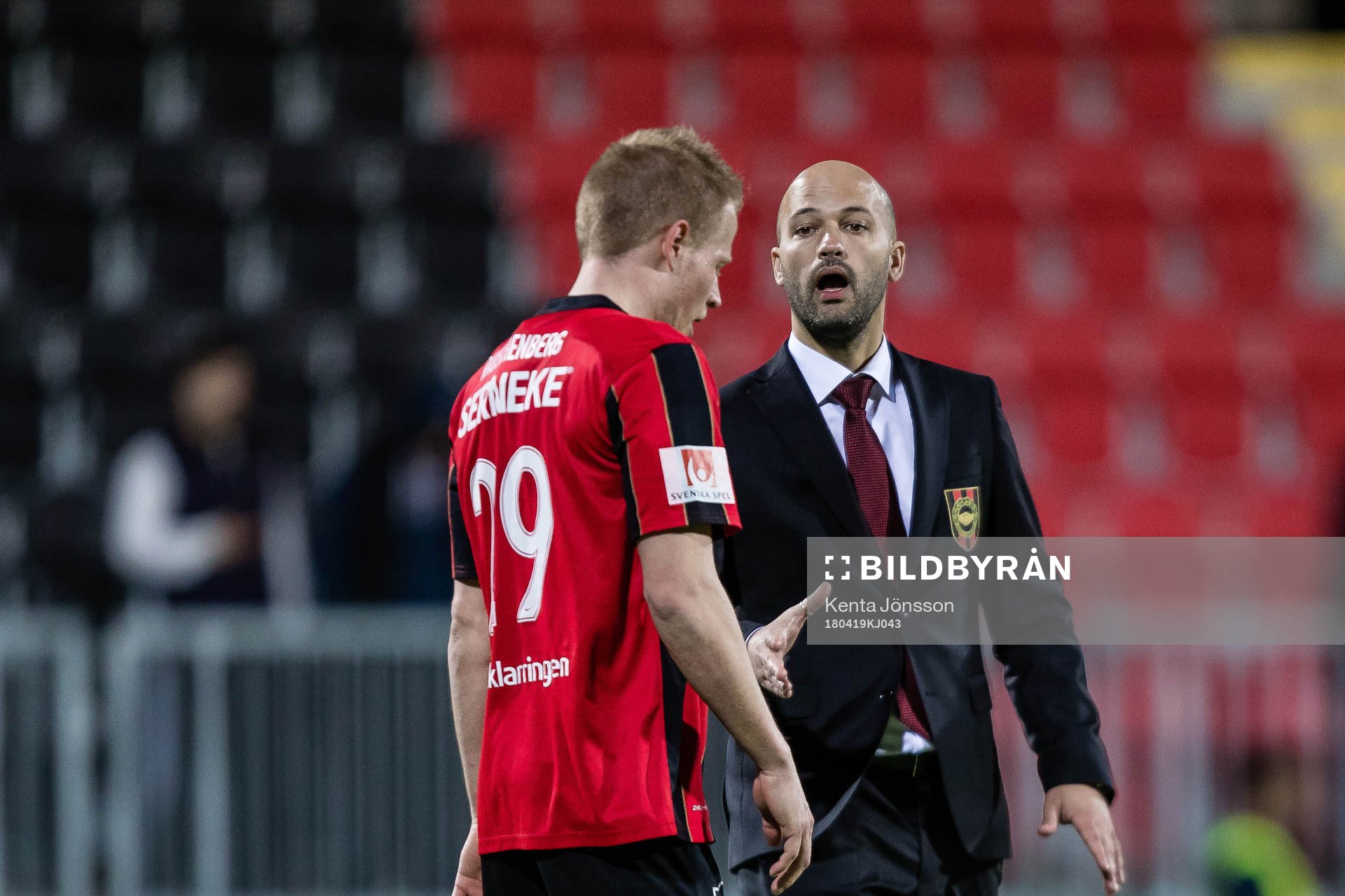 Brommapojkarnas tränare Luis Pimenta tröstar Martin
