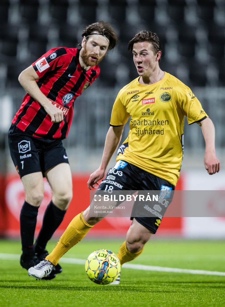 Elfsborgs Simon Olsson i kamp om bollen med Brommapojkarnas