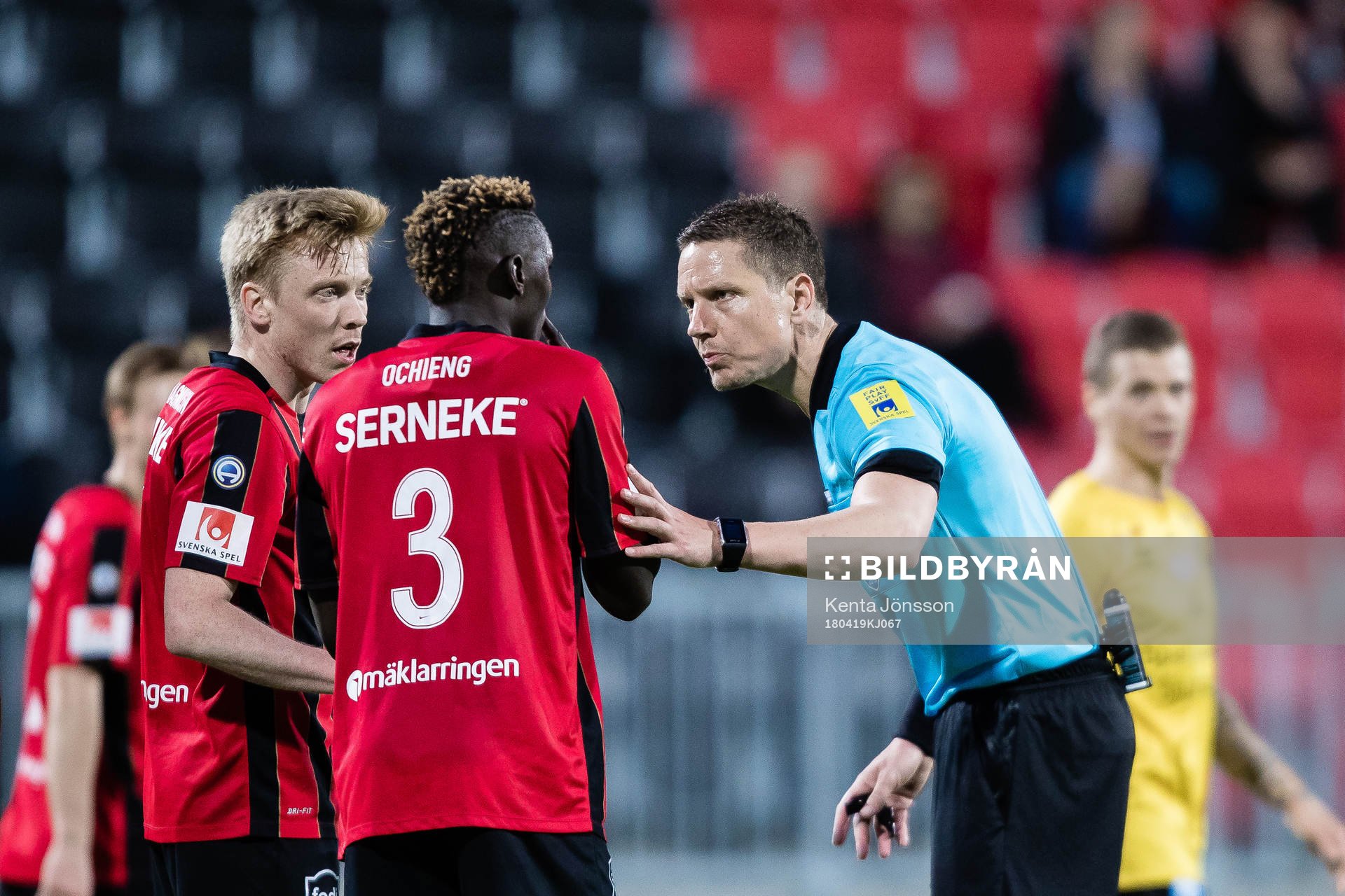 Domare Martin Strömbergsson i samtal med David Ochieng och