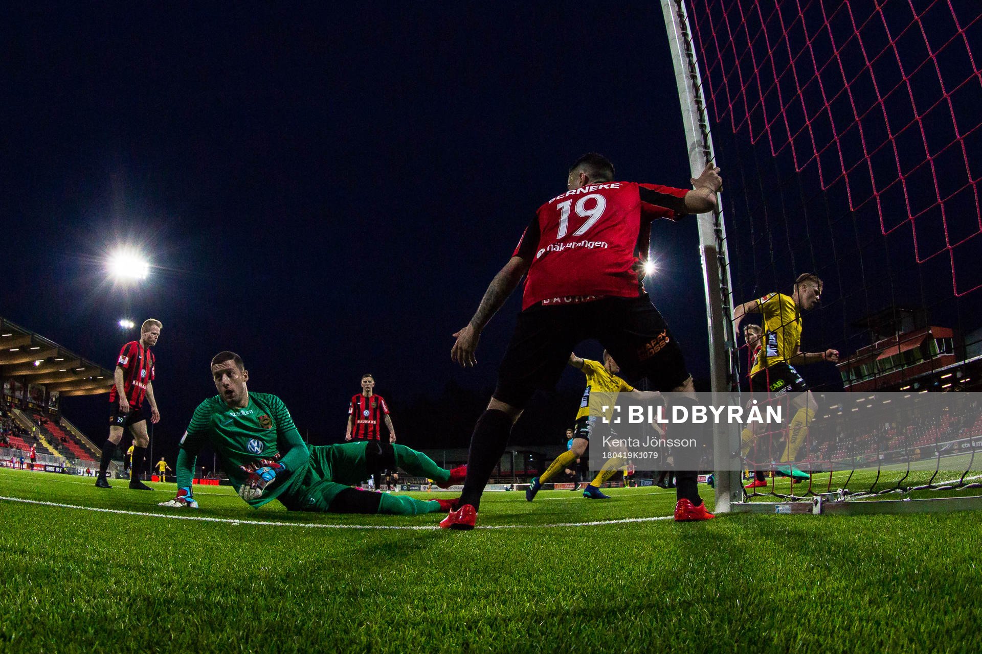 Brommapojkarnas målvakt Nikola Petric och Mohanad Jeahze