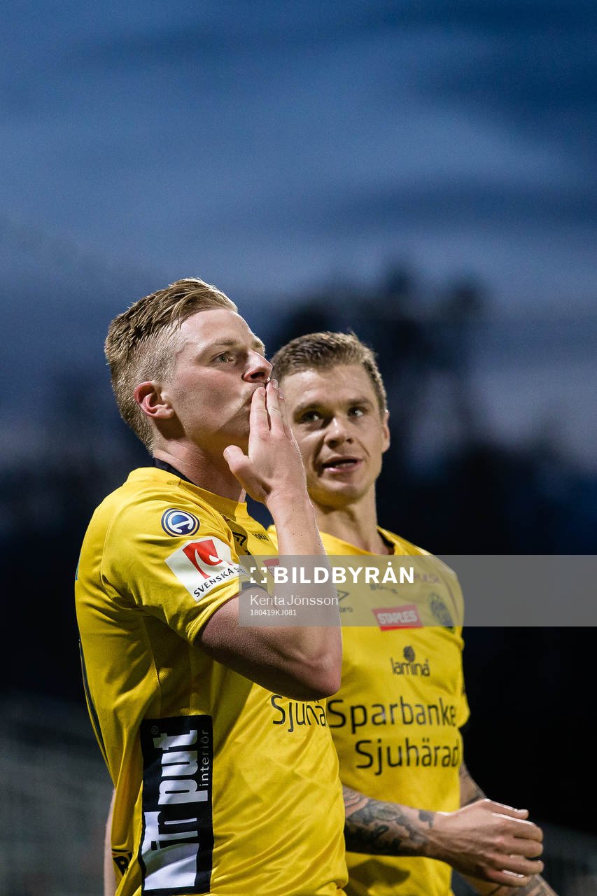 Elfsborgs Per Frick jublar med Samuel Holmén