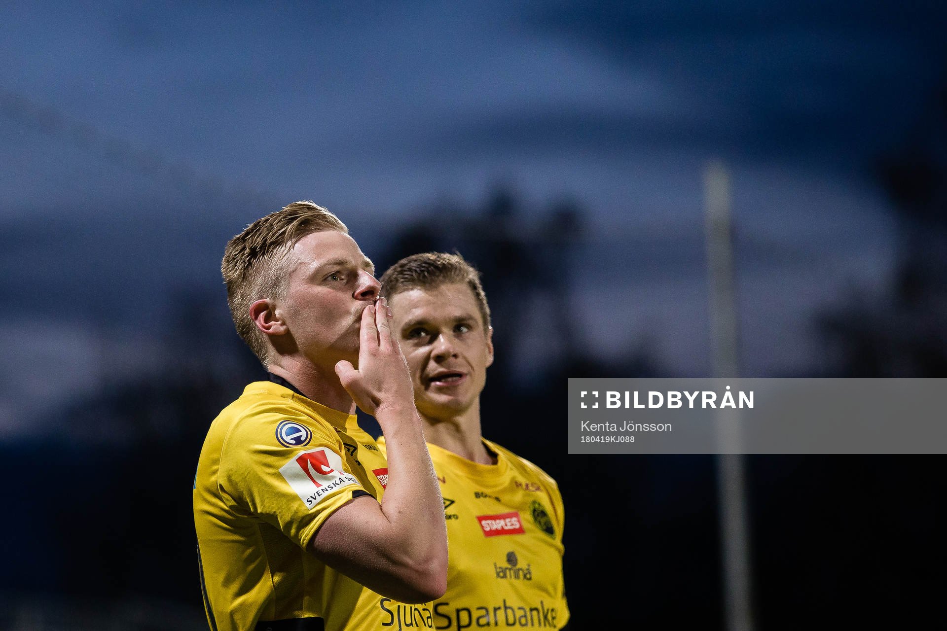 Elfsborgs Per Frick jublar med Samuel Holmén