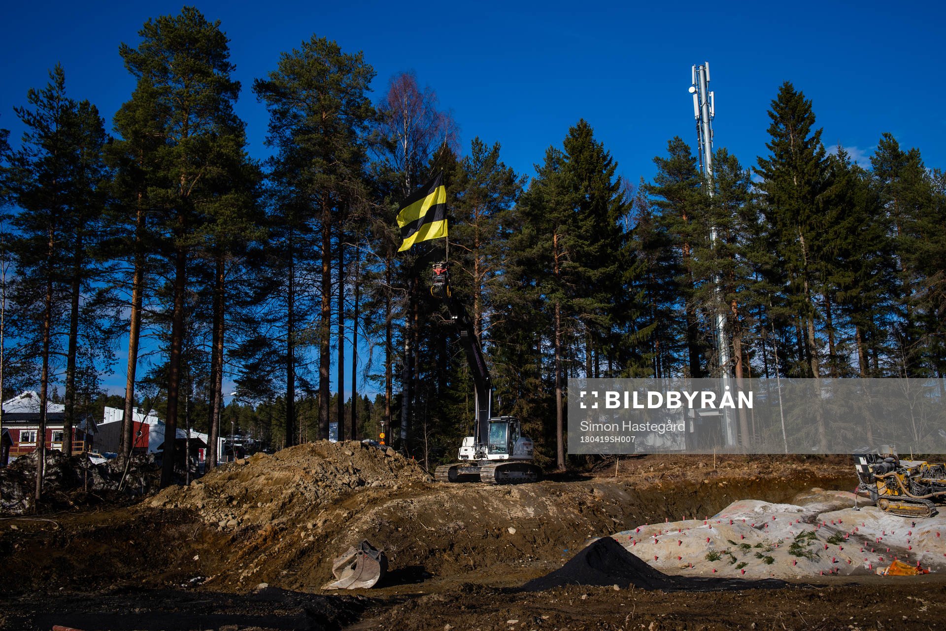 Flagga på en grävmaskin före final 2 i SM-slutspelet i