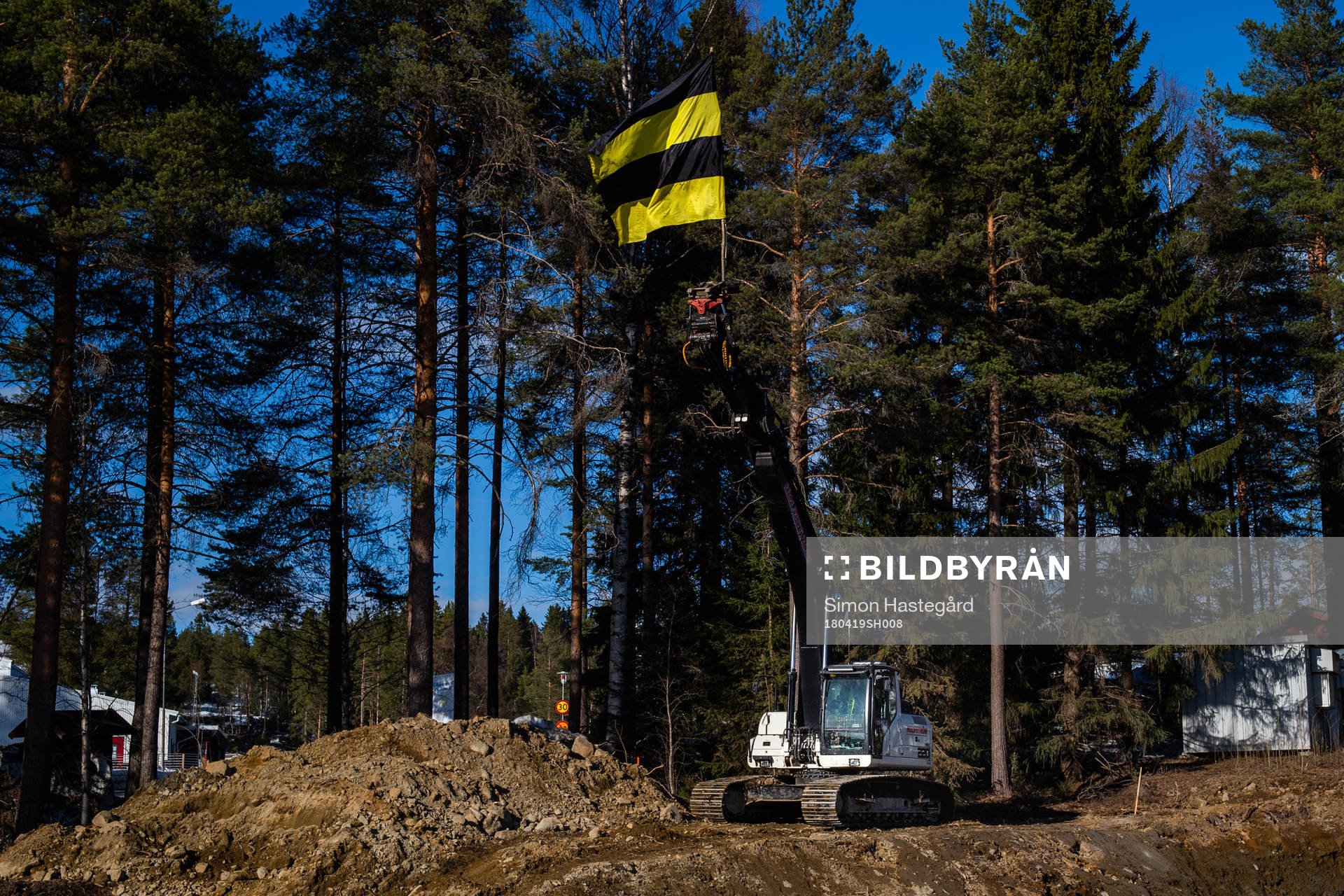 Flagga på en grävmaskin före final 2 i SM-slutspelet i