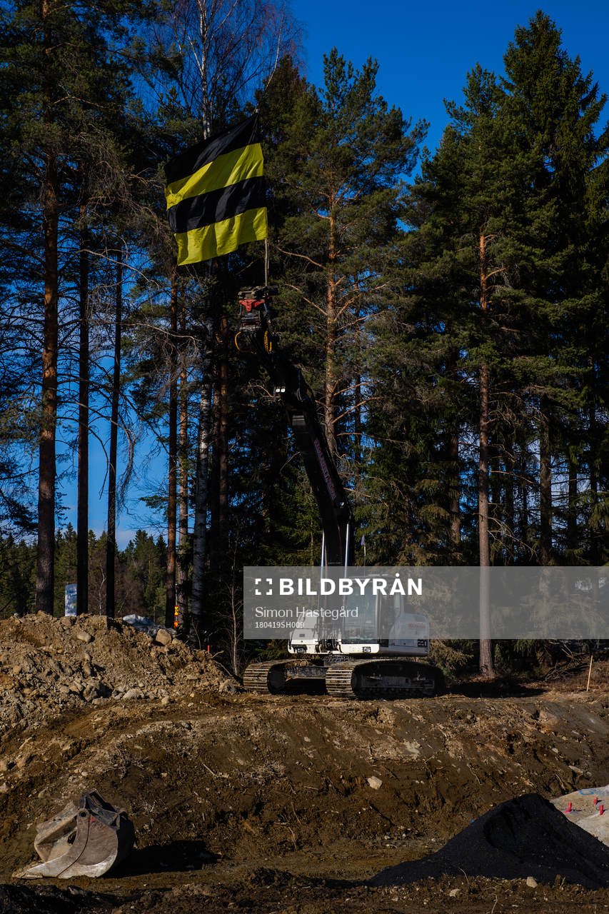 Flagga på en grävmaskin före final 2 i SM-slutspelet i