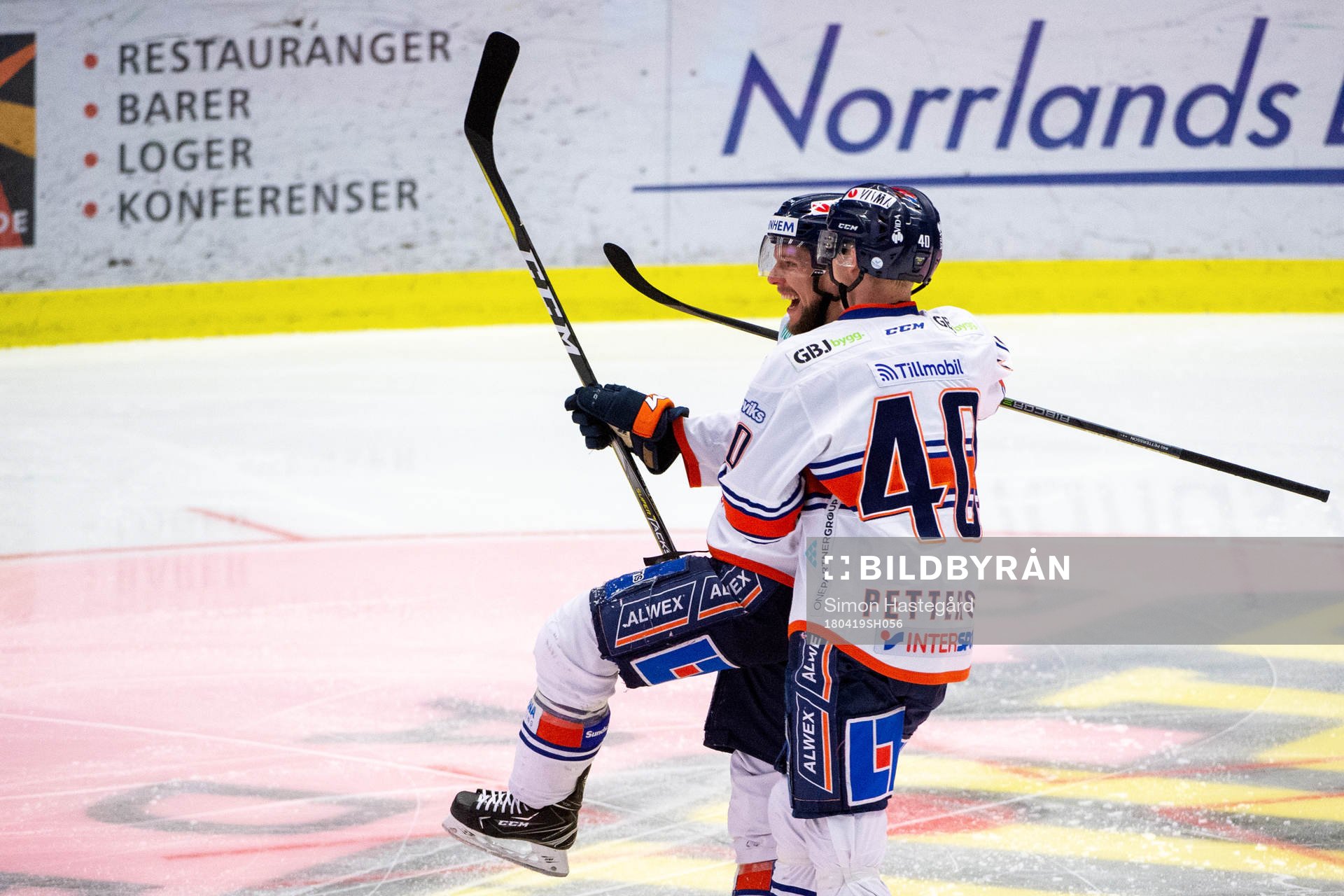 Växjös Robert Rosén och Elias Pettersson jublar