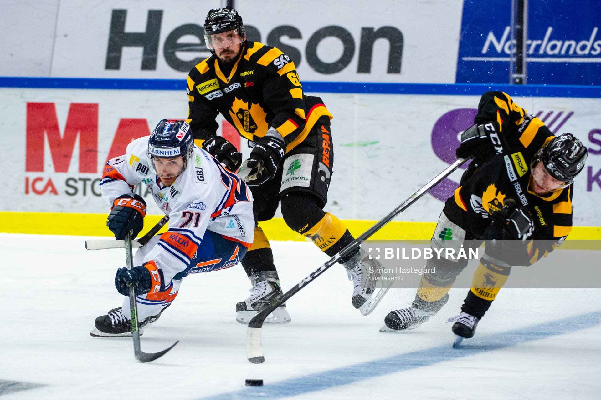 Växjös Andy Miele i en kamp mot Skellefteås Fredrik