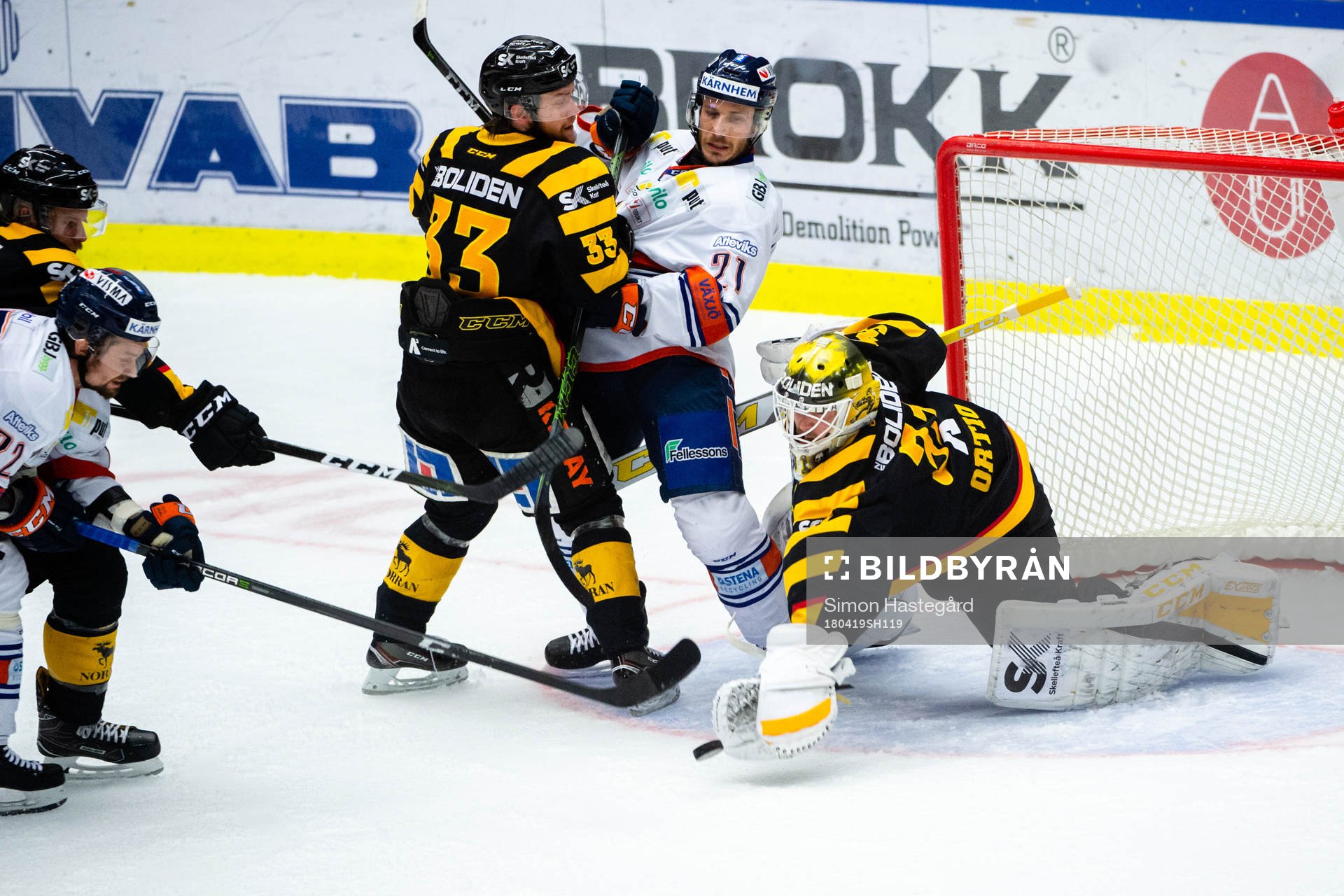 Växjös Andy Miele oroar framför Skellefteås Sebastian