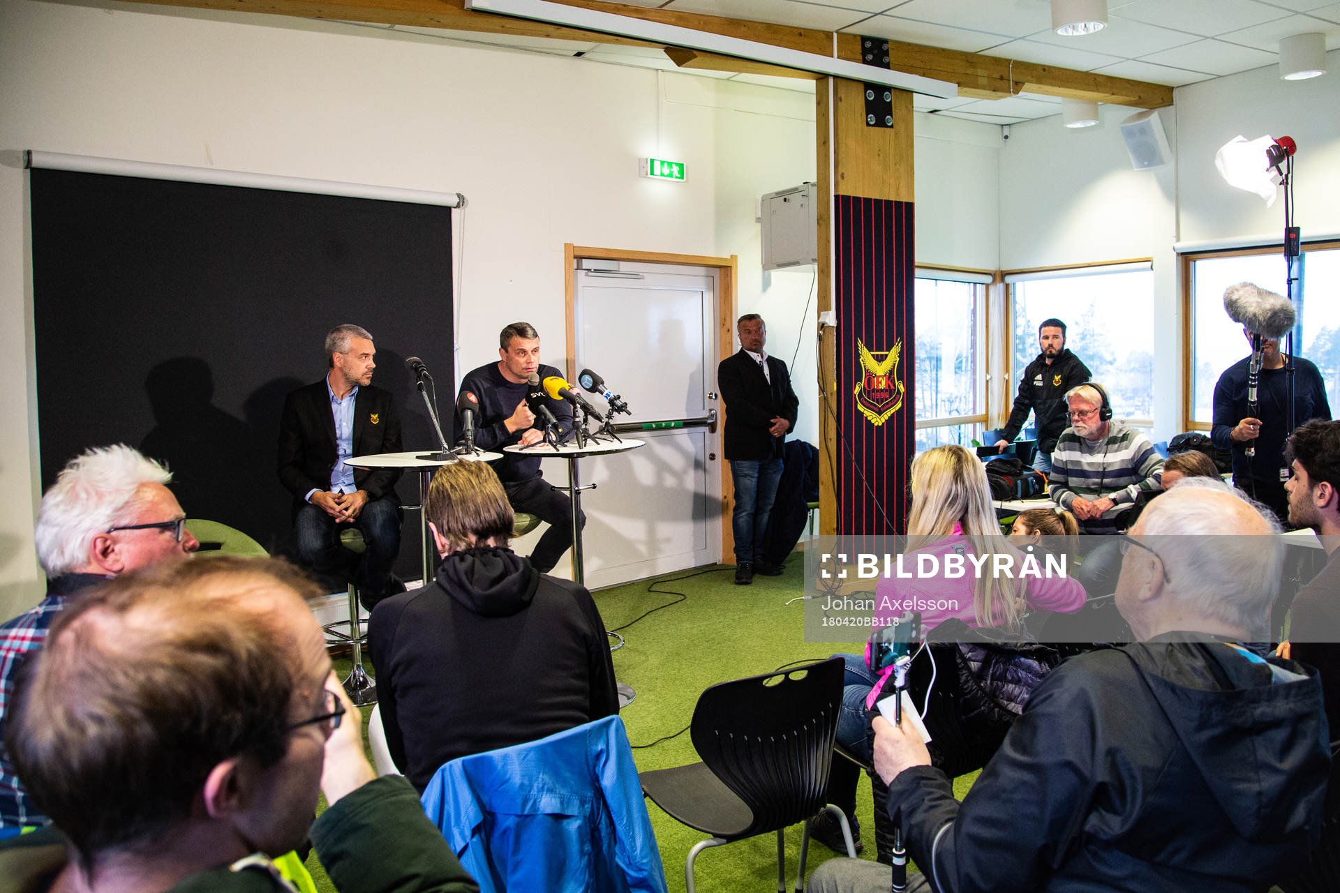 Östersunds ordförande Daniel Kindberg håller