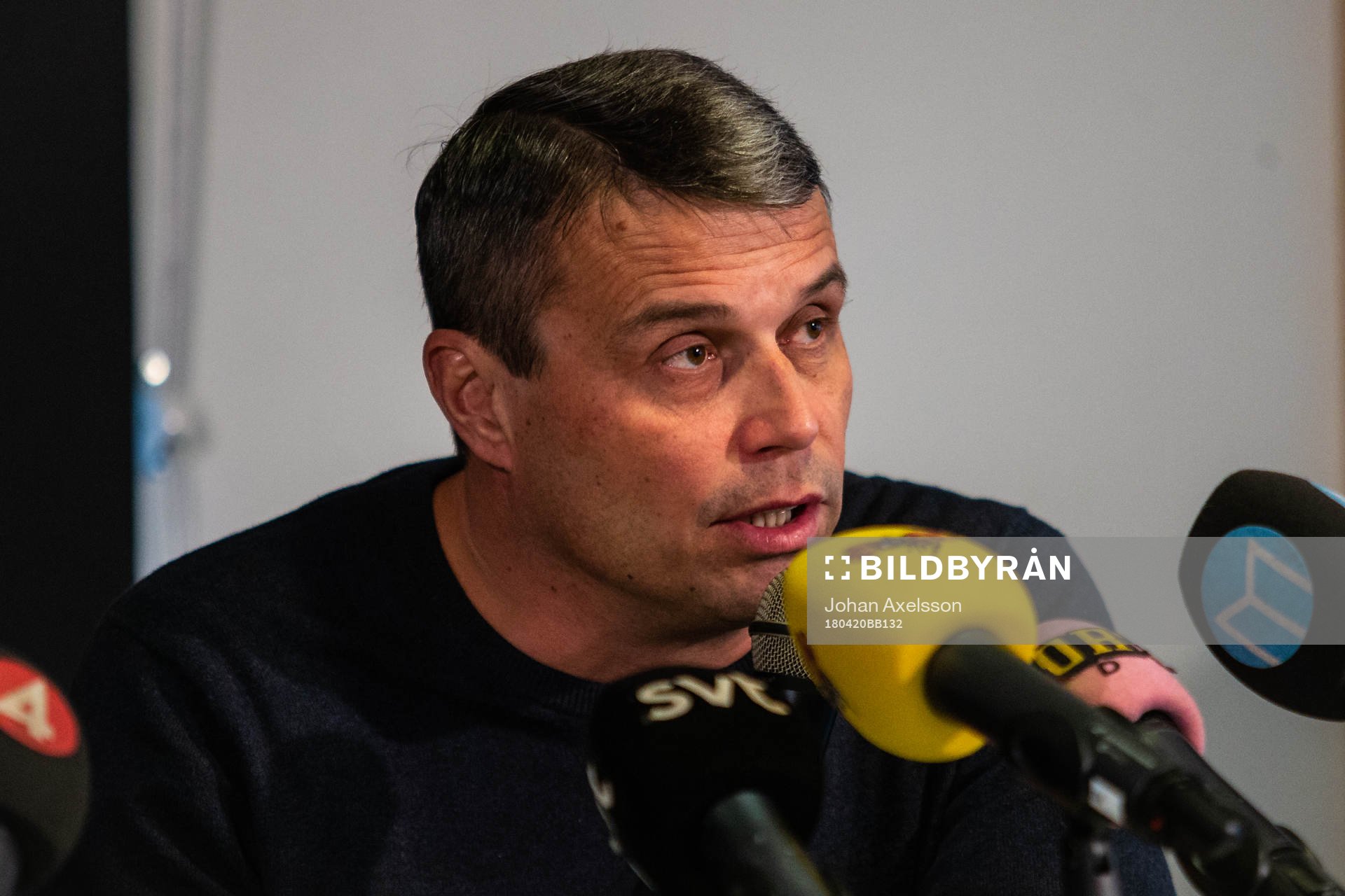 Östersunds ordförande Daniel Kindberg håller