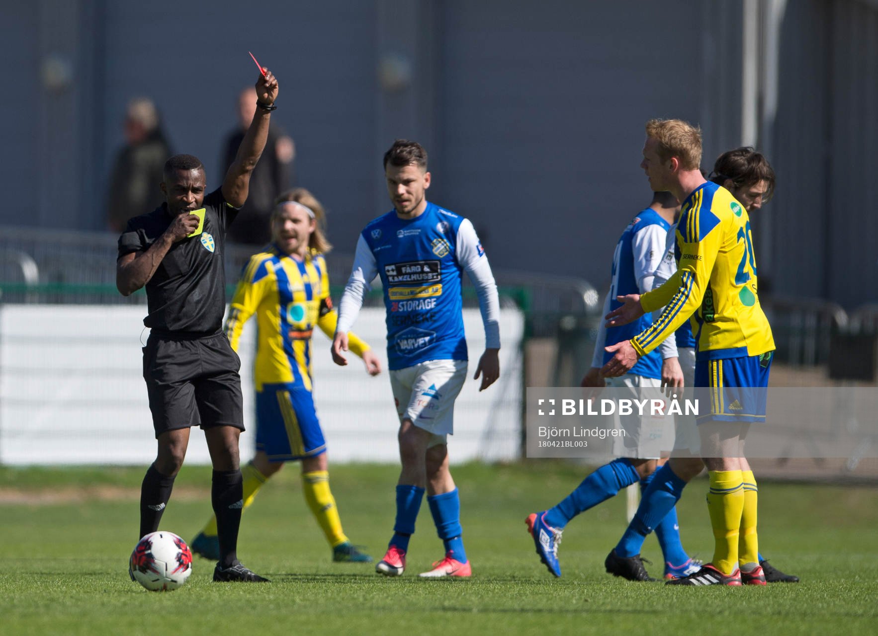 Eskilsminnes Philip Petersson får sitt andra gula kort av