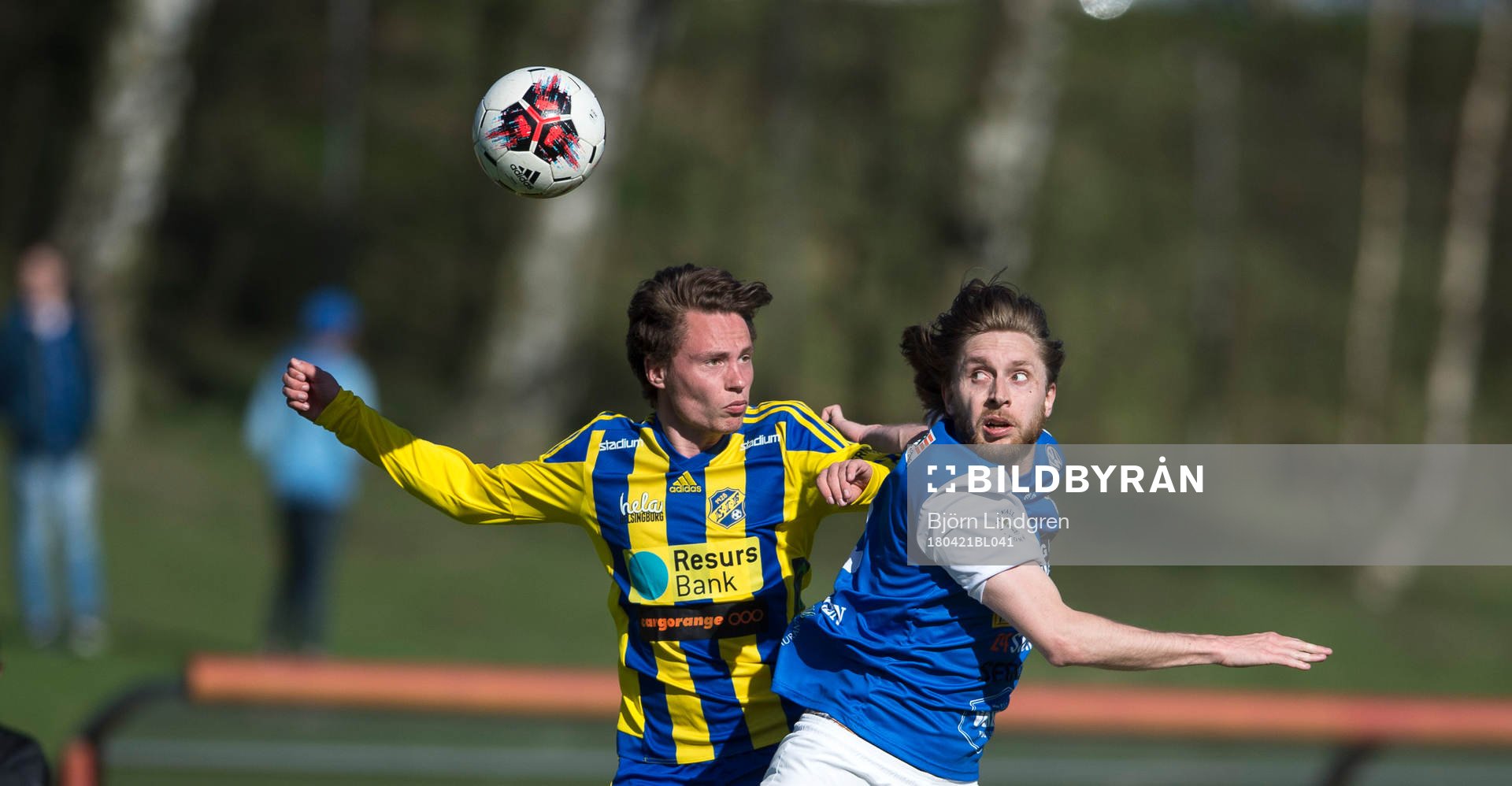 Eskilsminnes Filip Ottosson mot Oddevolds Daniel Krezic under fotbollsmatchen i division 1 södra mellan Eskilsminne och Oddevold den 21 april 2018 i Helsingborg.