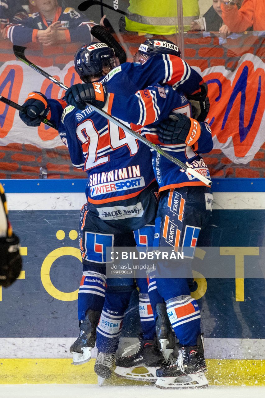Växjös Andrew Calof jublar med lagkamrater